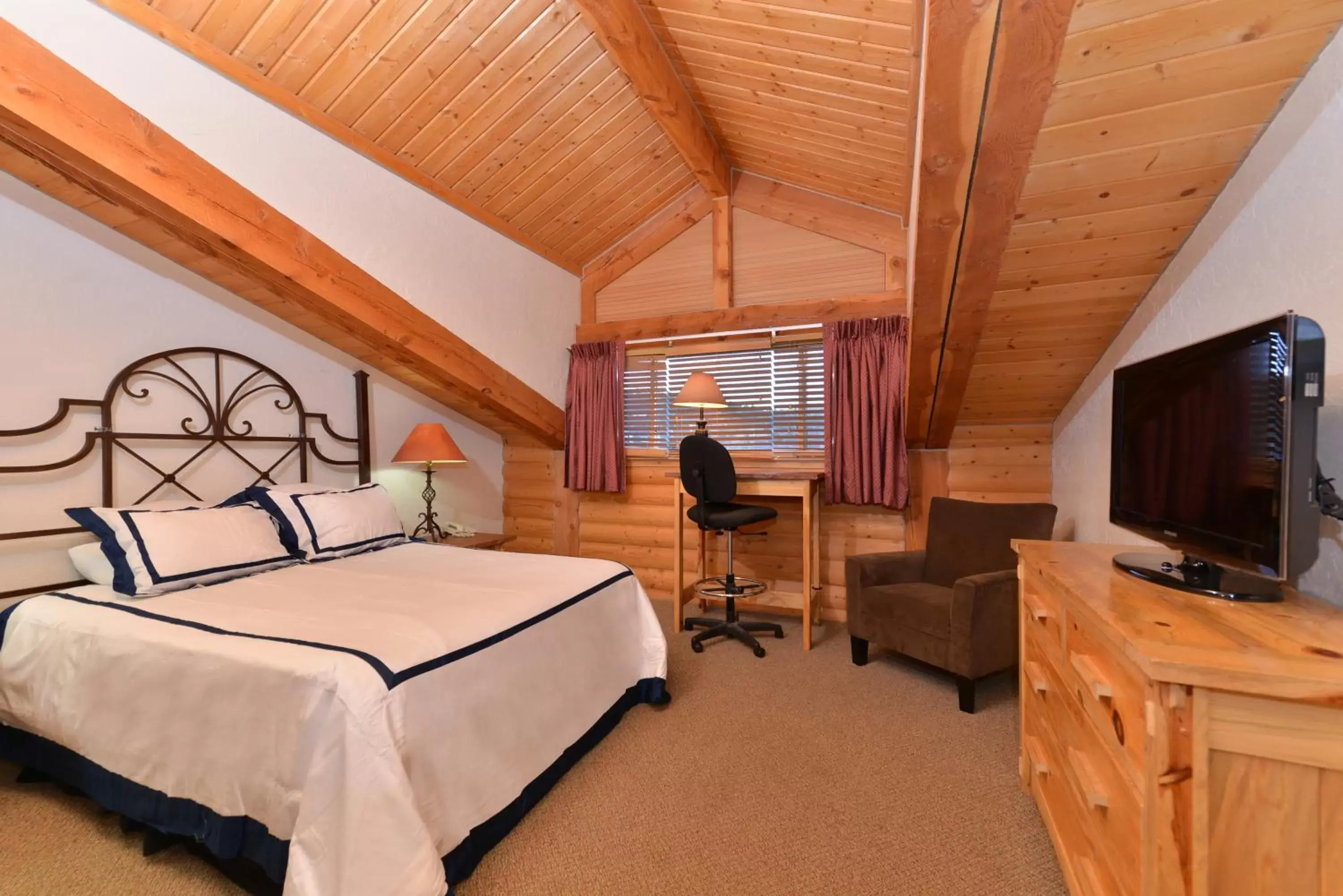 Photo of the whole room, Bed in The Boulder Creek Lodge