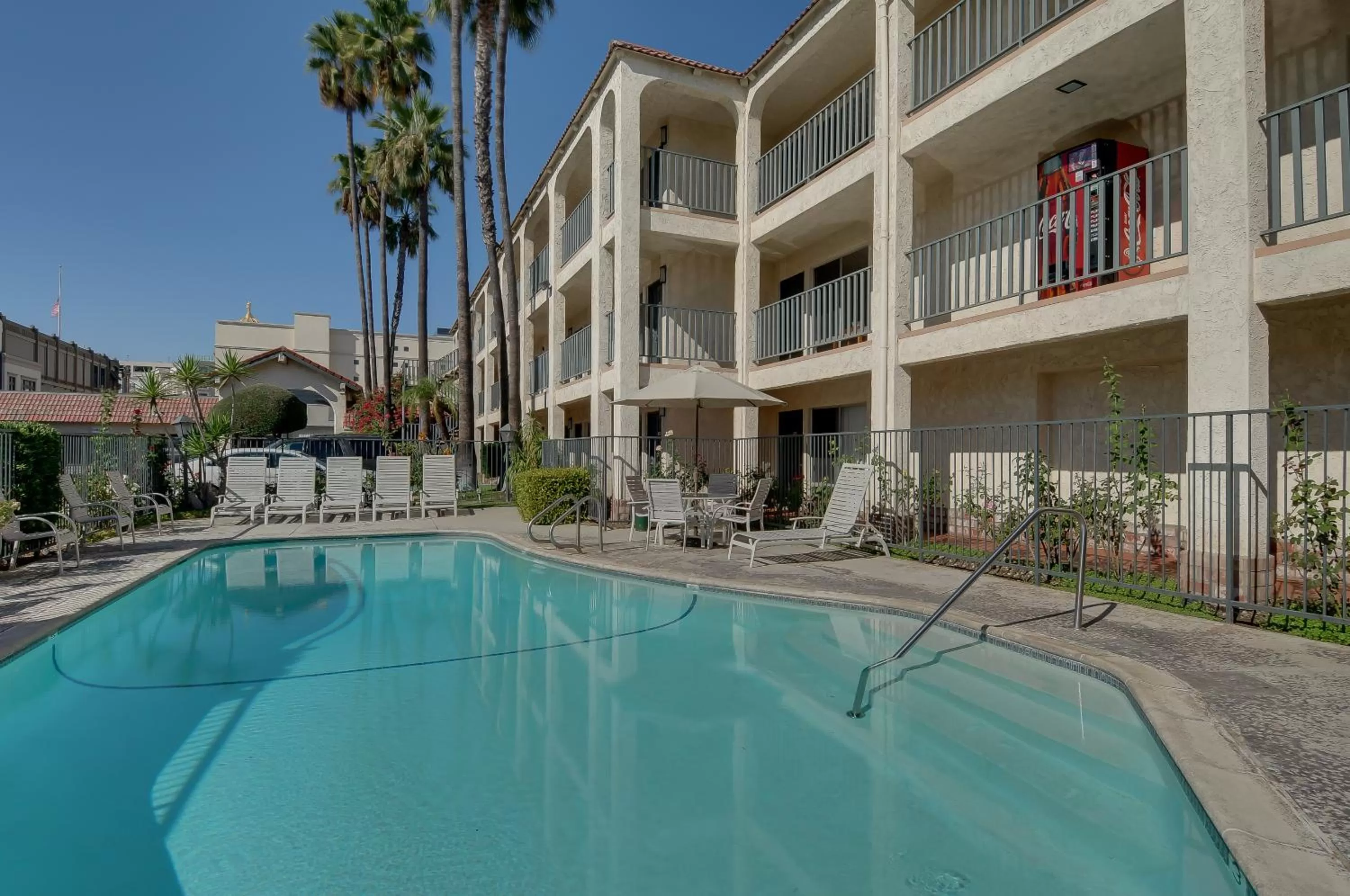 Swimming pool in Vagabond Inn Glendale