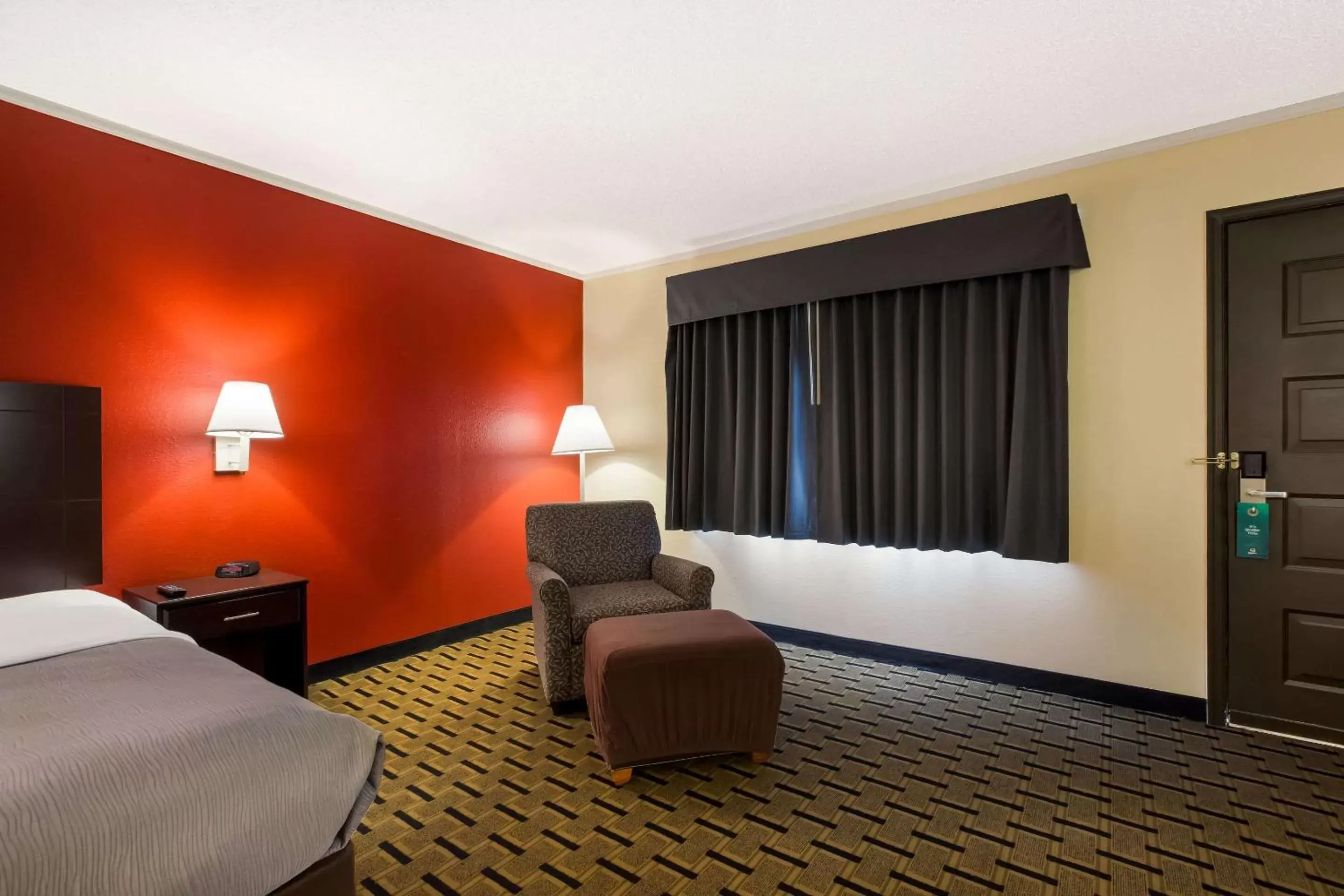 Bedroom, Seating Area in Quality Inn & Suites Millville – Vineland