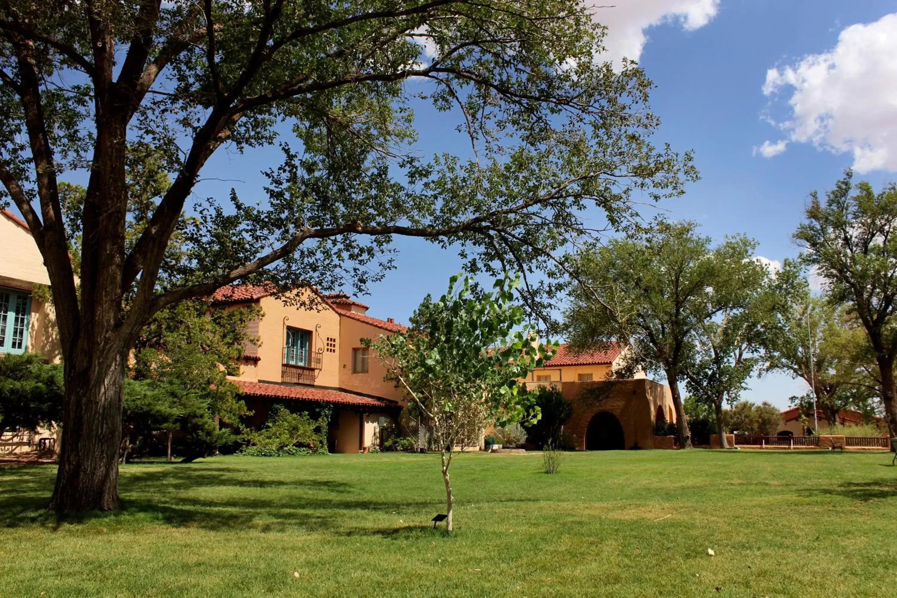 Day, Property Building in La Posada Hotel and Gardens