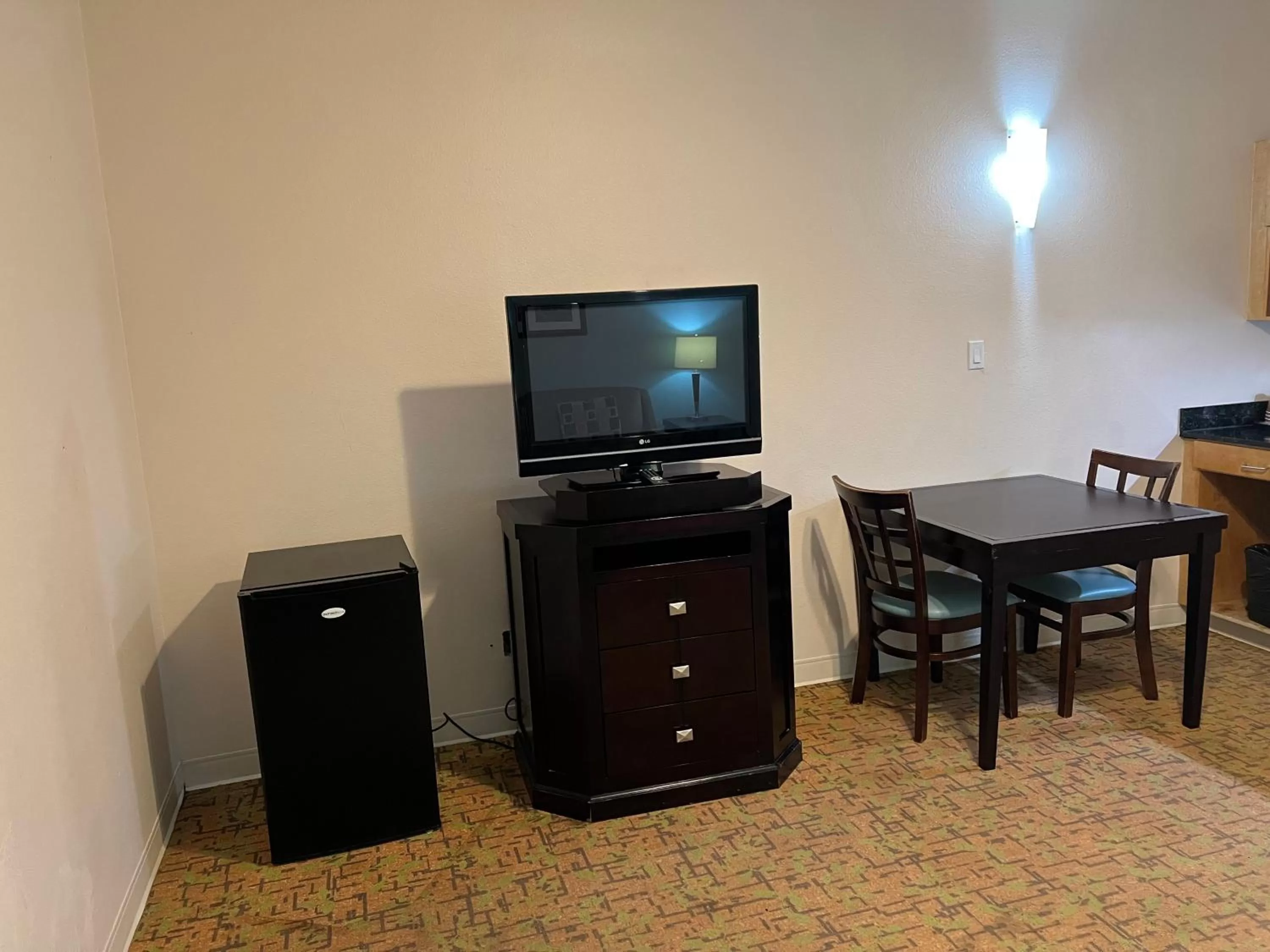 TV and multimedia in Sunchase Inn & Suites