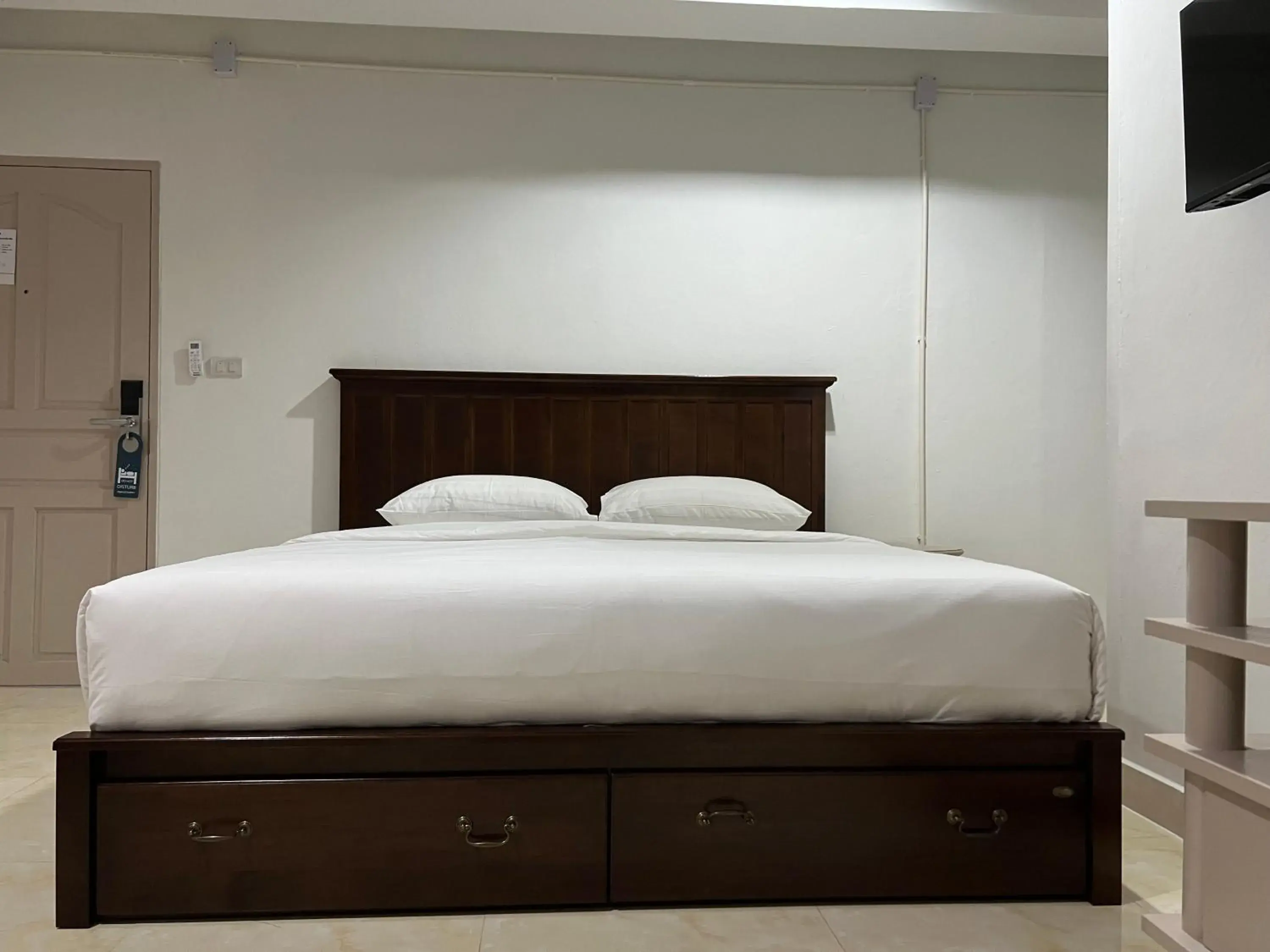 Bedroom, Bed in Mall Suites Hotel
