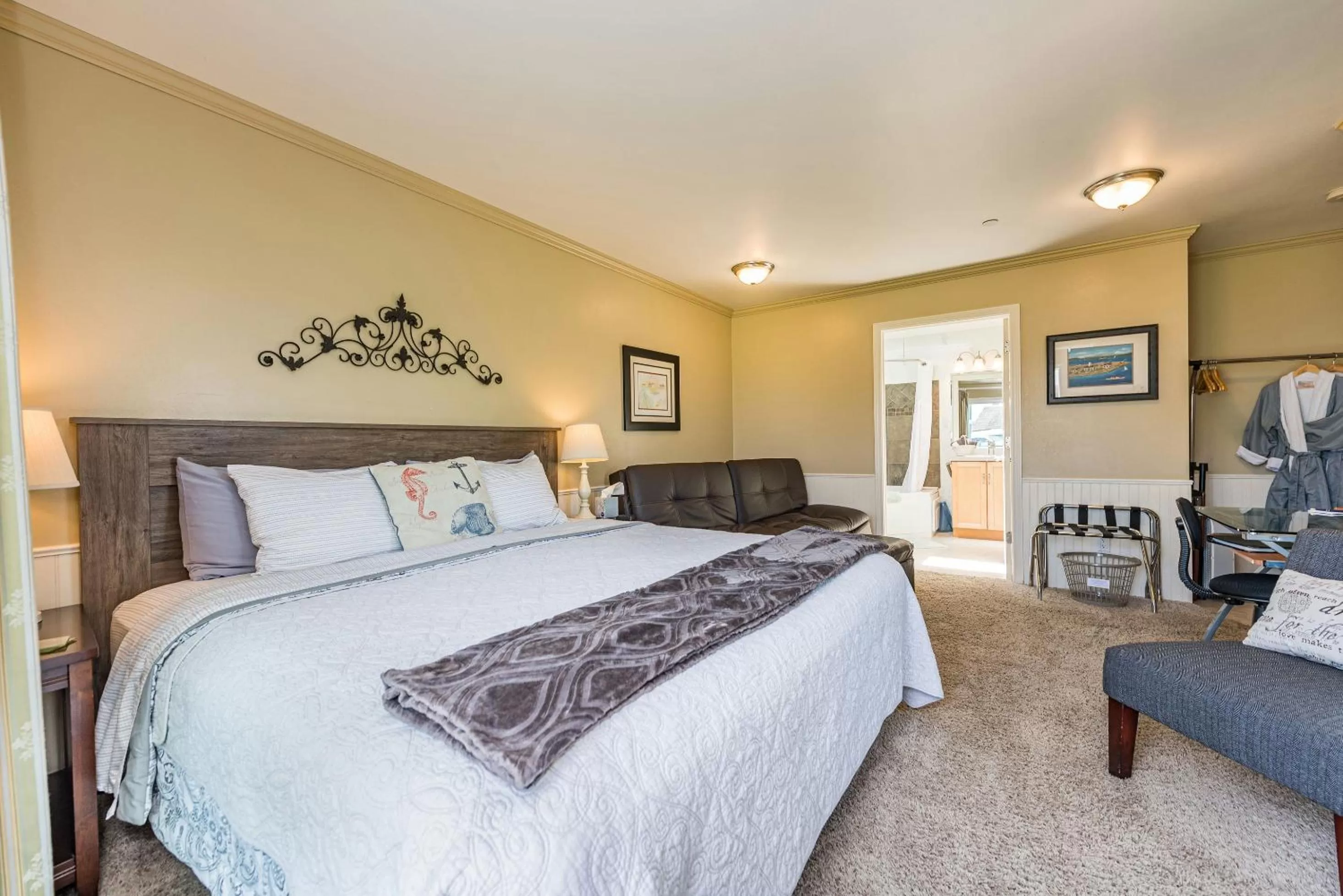 Living room, Bed in Juan de Fuca Waterfront Hotel & Cottages