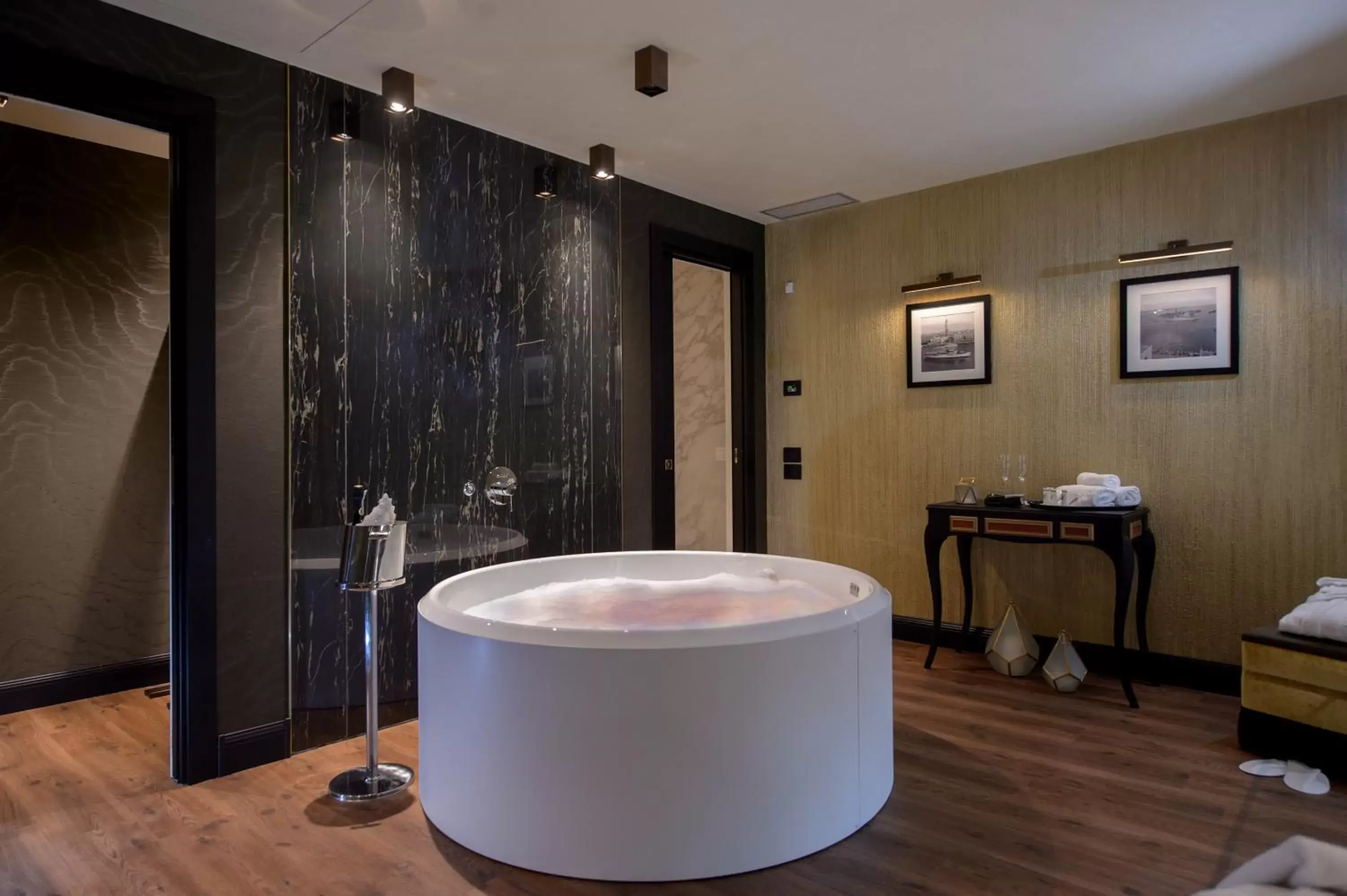 Hot Tub, Bathroom in Palazzo Veneziano - Venice Collection