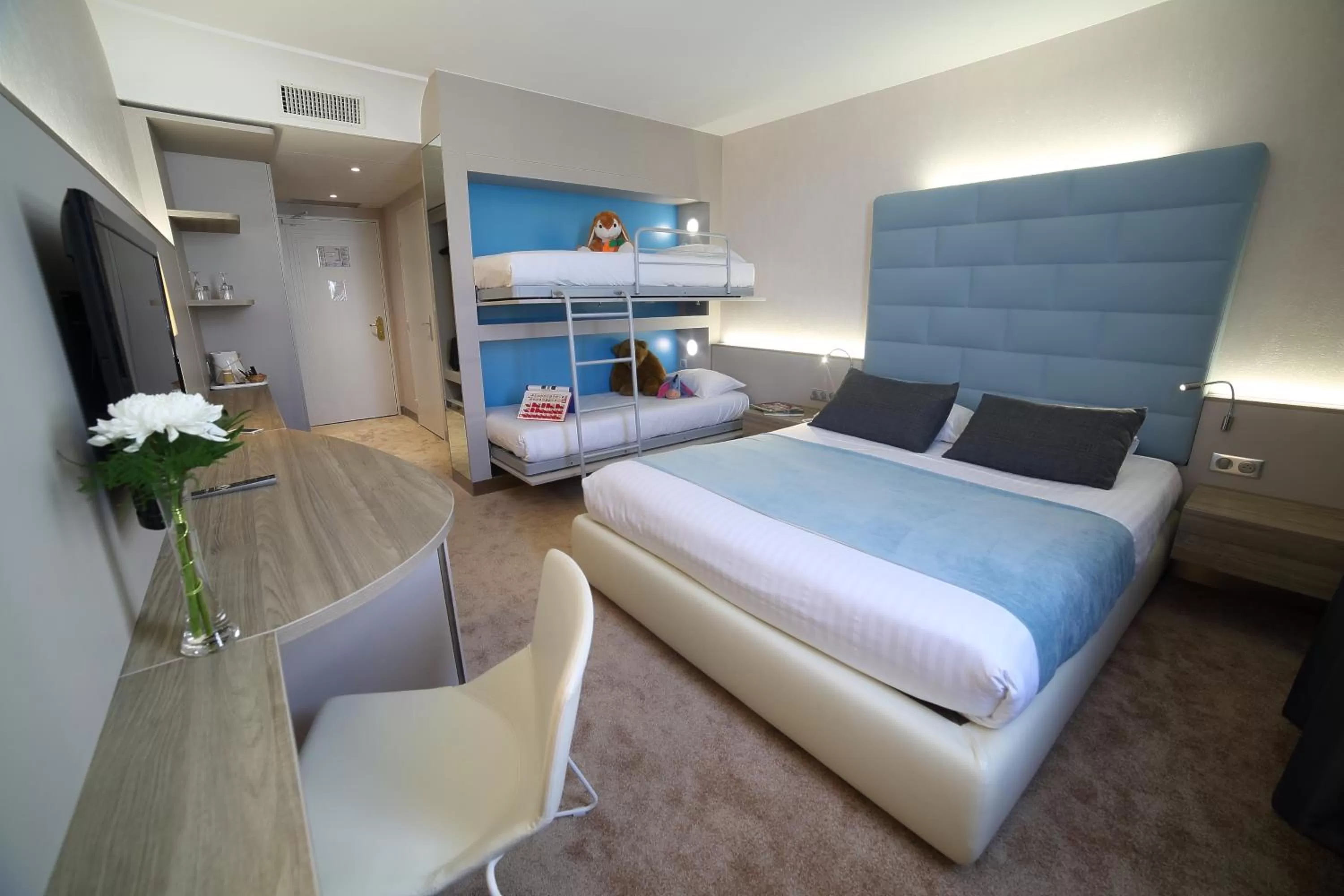 Photo of the whole room, Bed in Hotel Plaza - site du Futuroscope