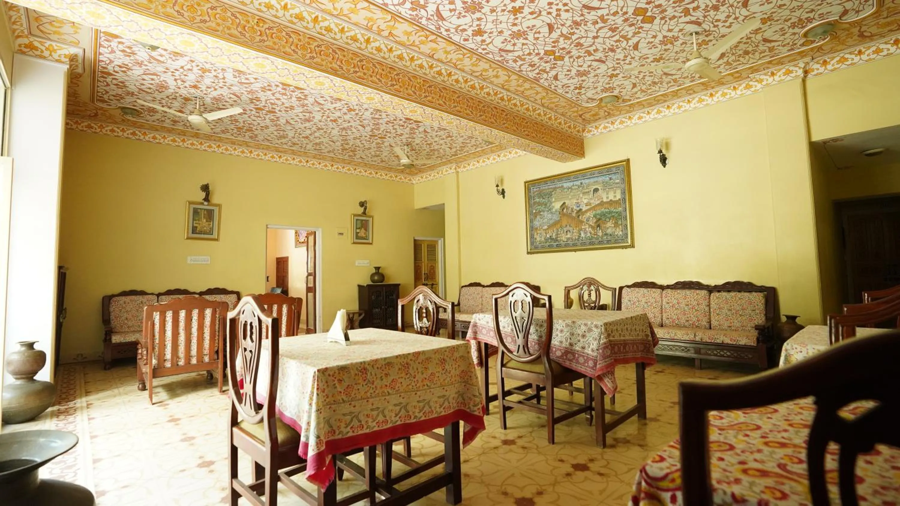 Restaurant/places to eat in Anuraag Villa