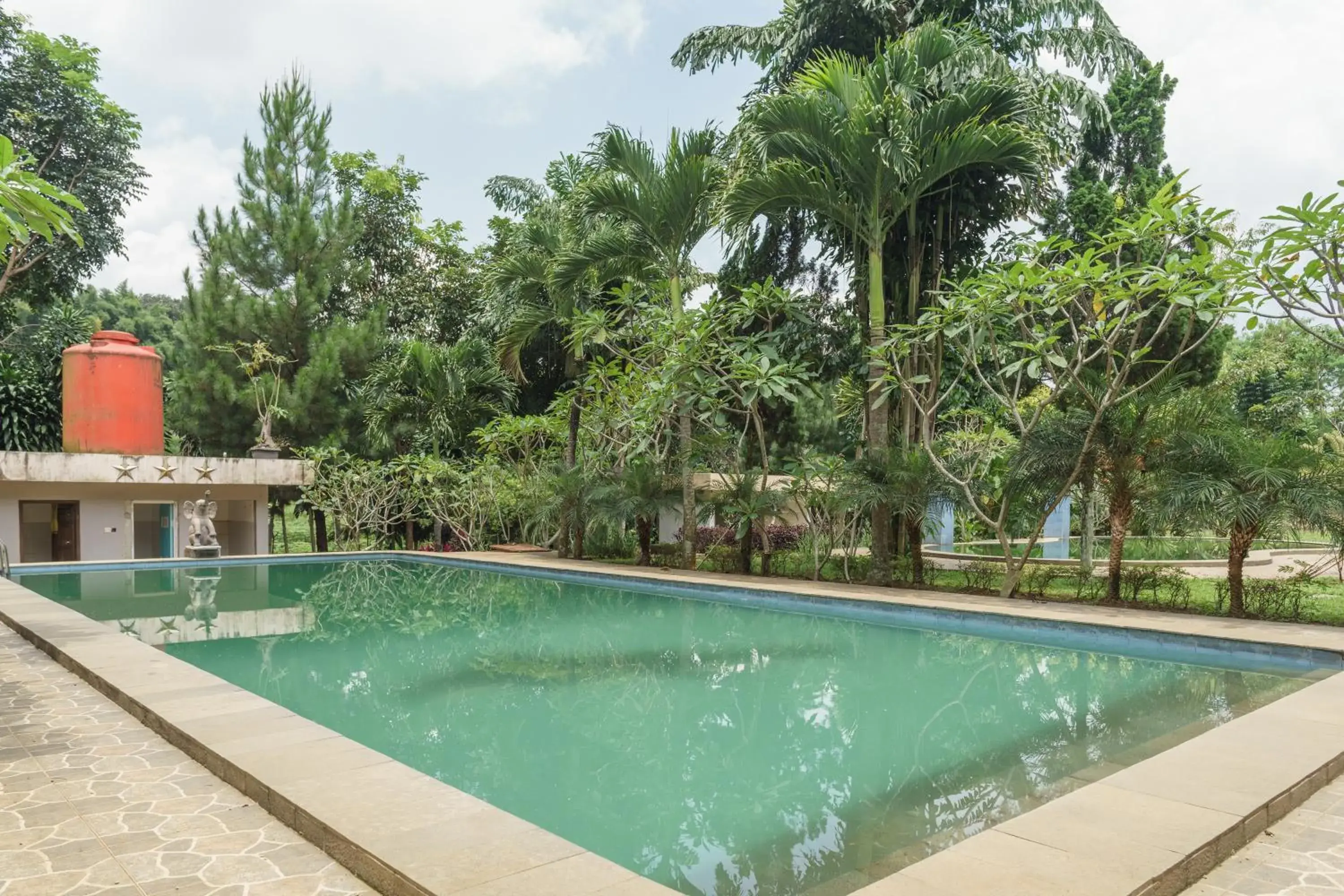 Swimming Pool in RedDoorz Plus at Hotel Negeri Baru Lodaya Puncak