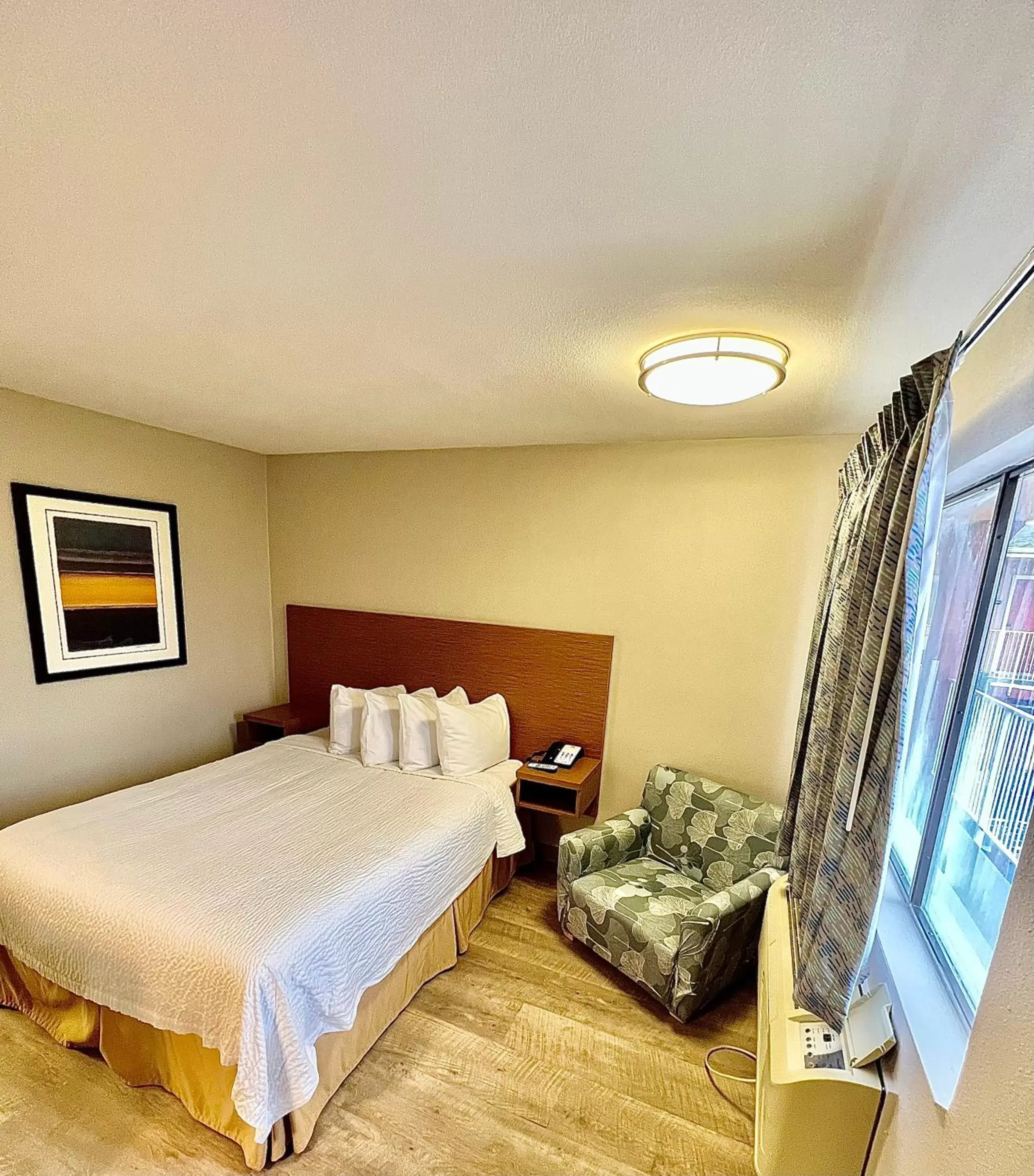 Photo of the whole room, Bed in Days Inn & Suites by Wyndham Arlington Near Six Flags