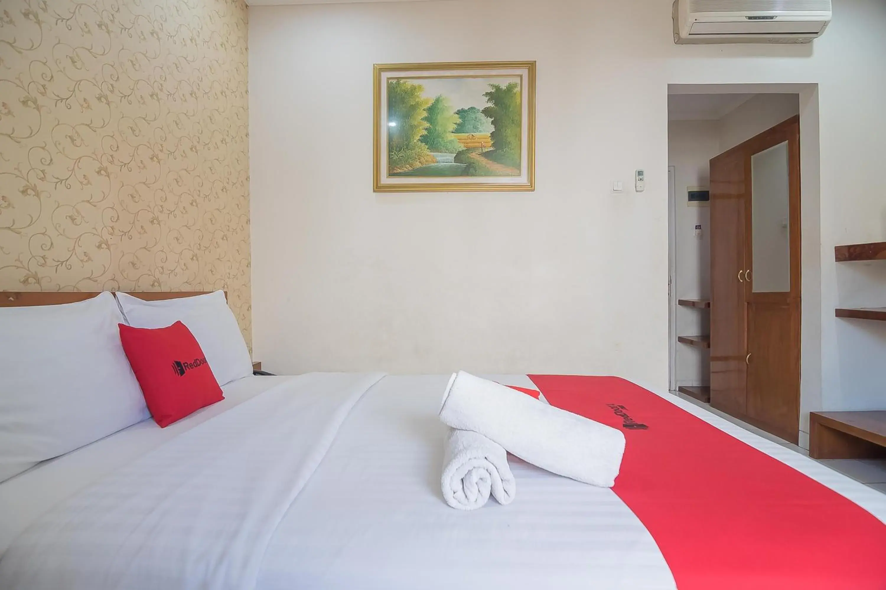 Bedroom, Bed in RedDoorz at Amellia Pasteur Bandung Bedroom, Bed in RedDoorz at Amellia Pasteur Bandung