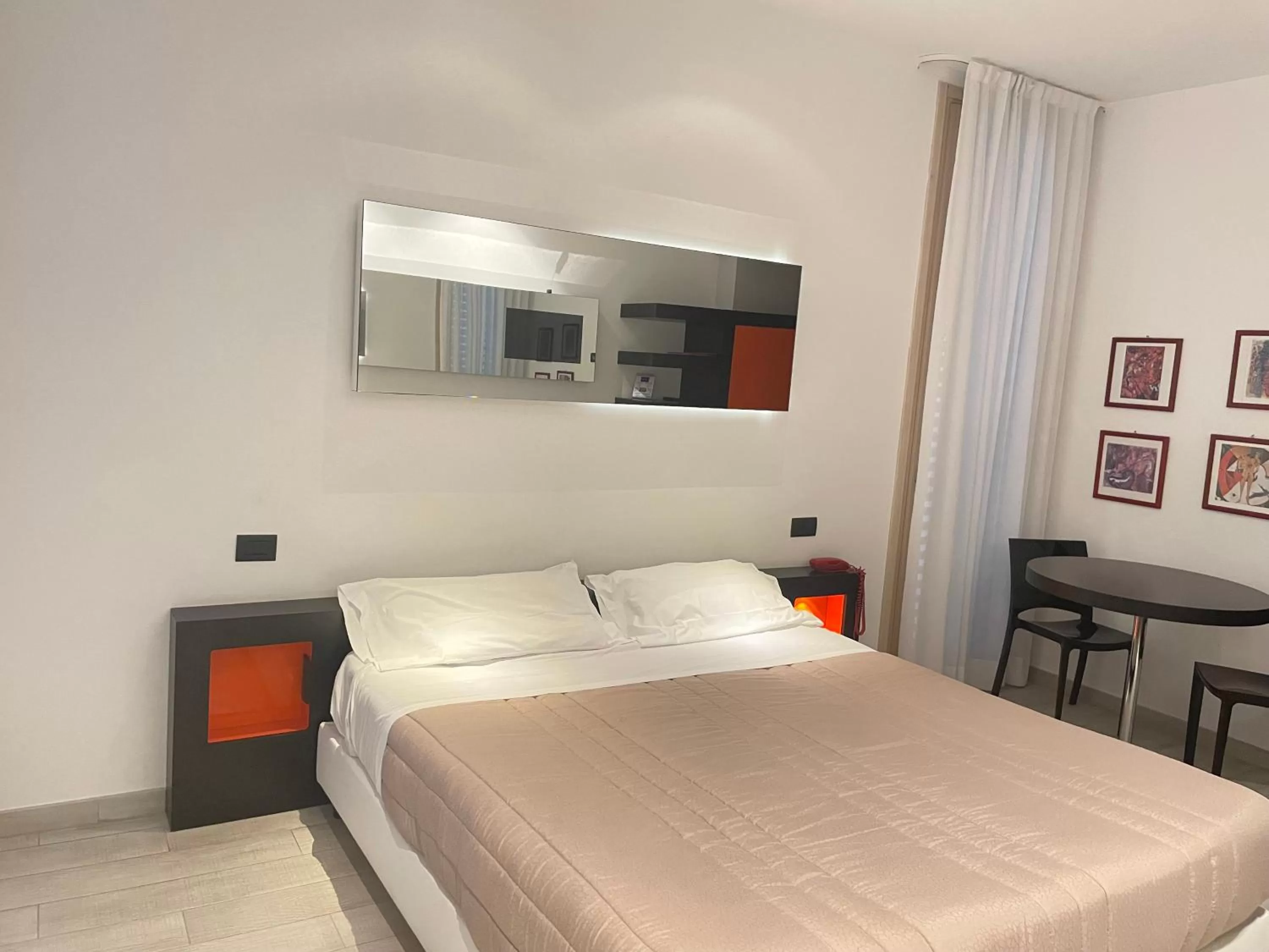 hair dresser, Bed in Blue Shades Hotel