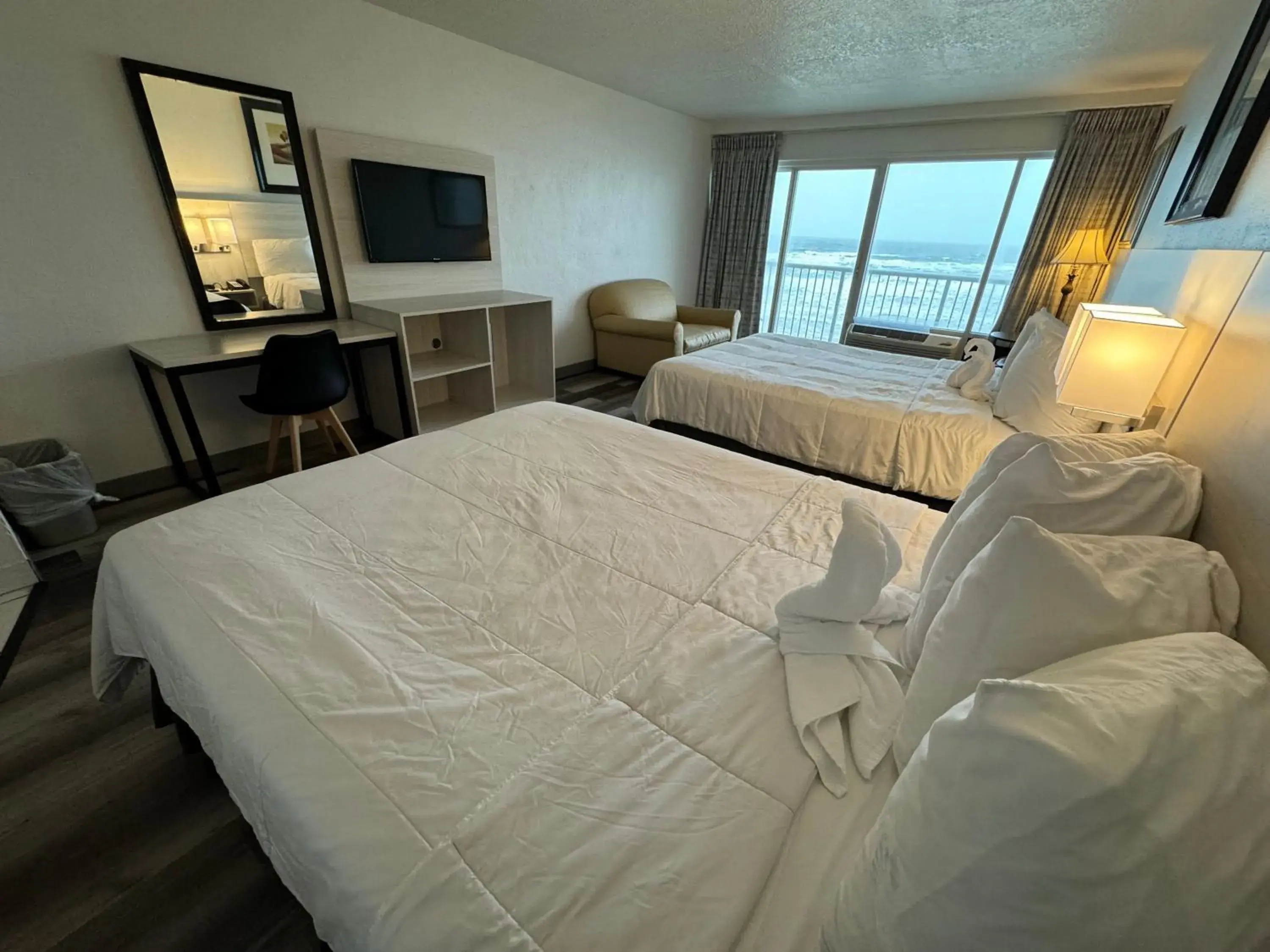 Bed in Emerald Shores Hotel - Daytona Beach