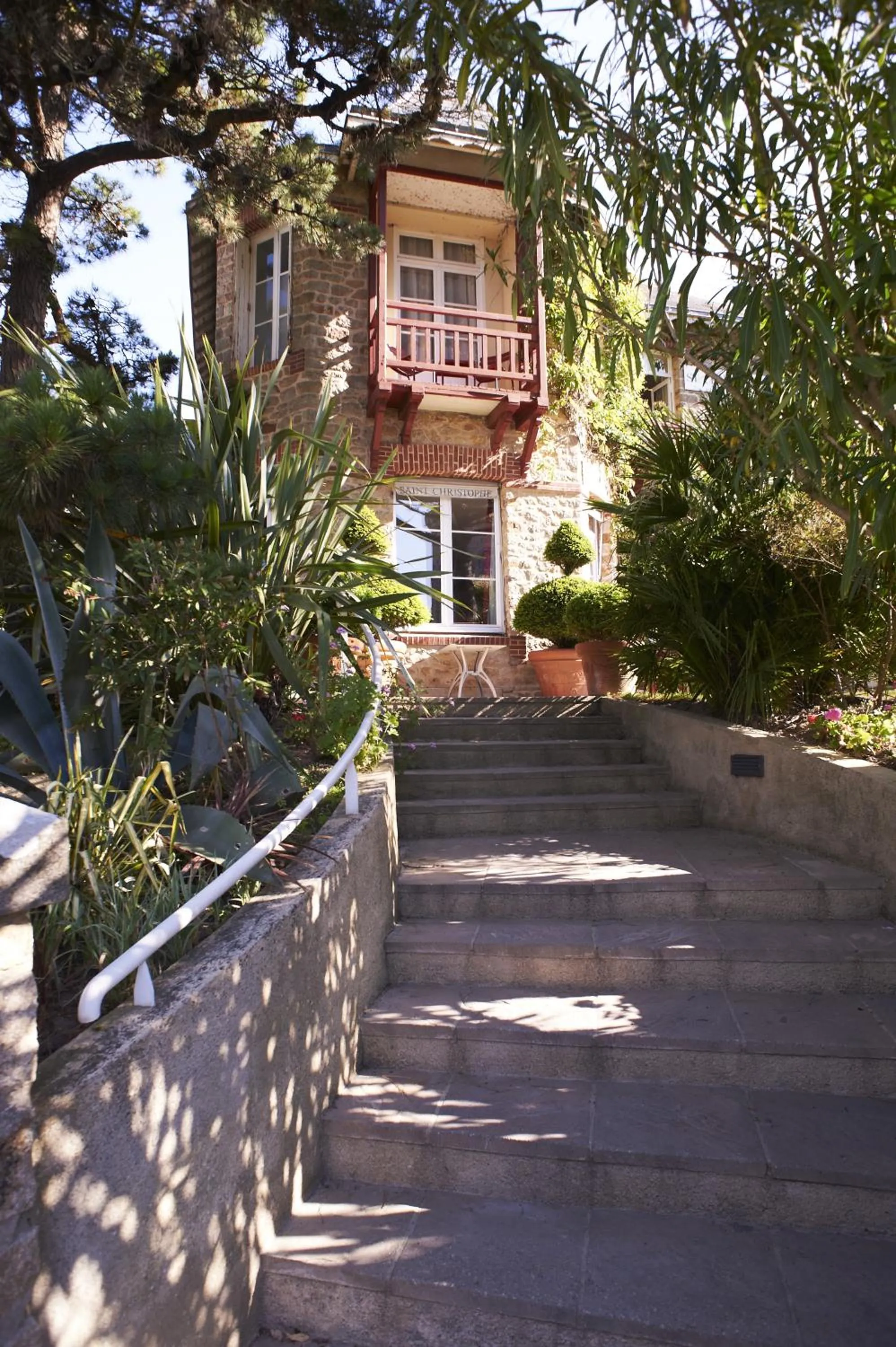 Facade/entrance in Hôtel Le Saint Christophe