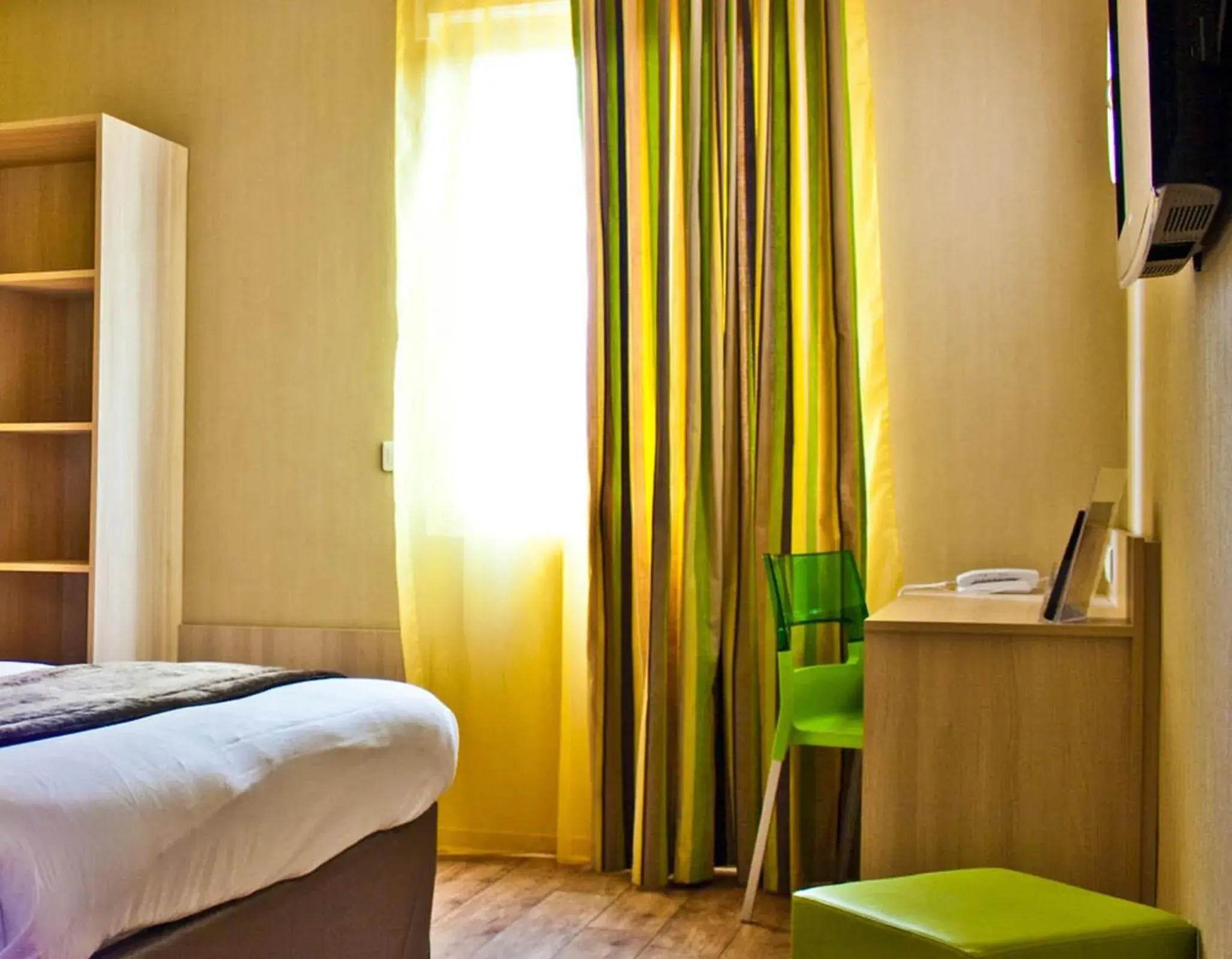 Photo of the whole room, Bed in The Originals City, Hôtel des Lys, Dreux Photo of the whole room, Bed in The Originals City, Hôtel des Lys, Dreux