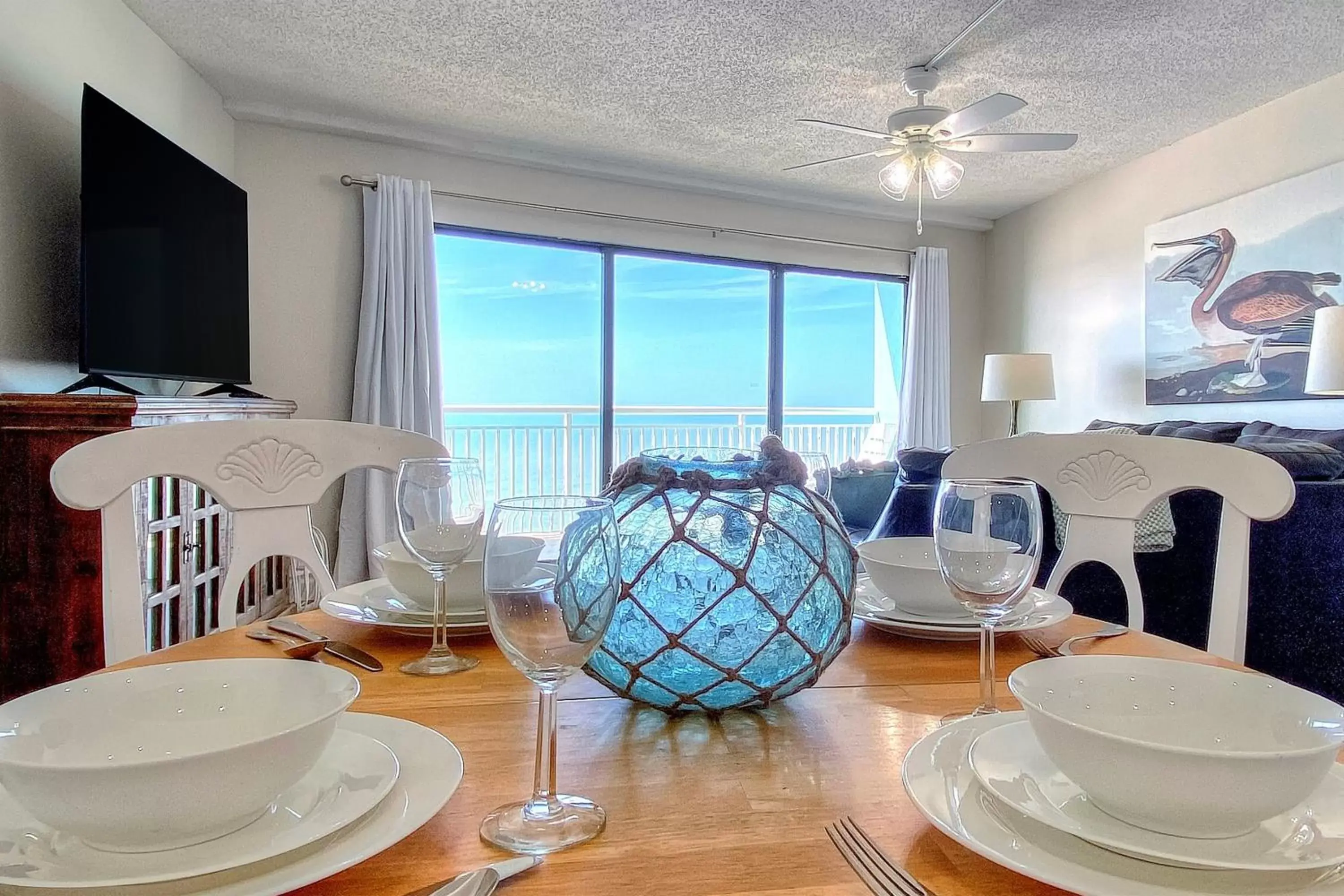 Dining Area in Chateaux Sunset Suites 408