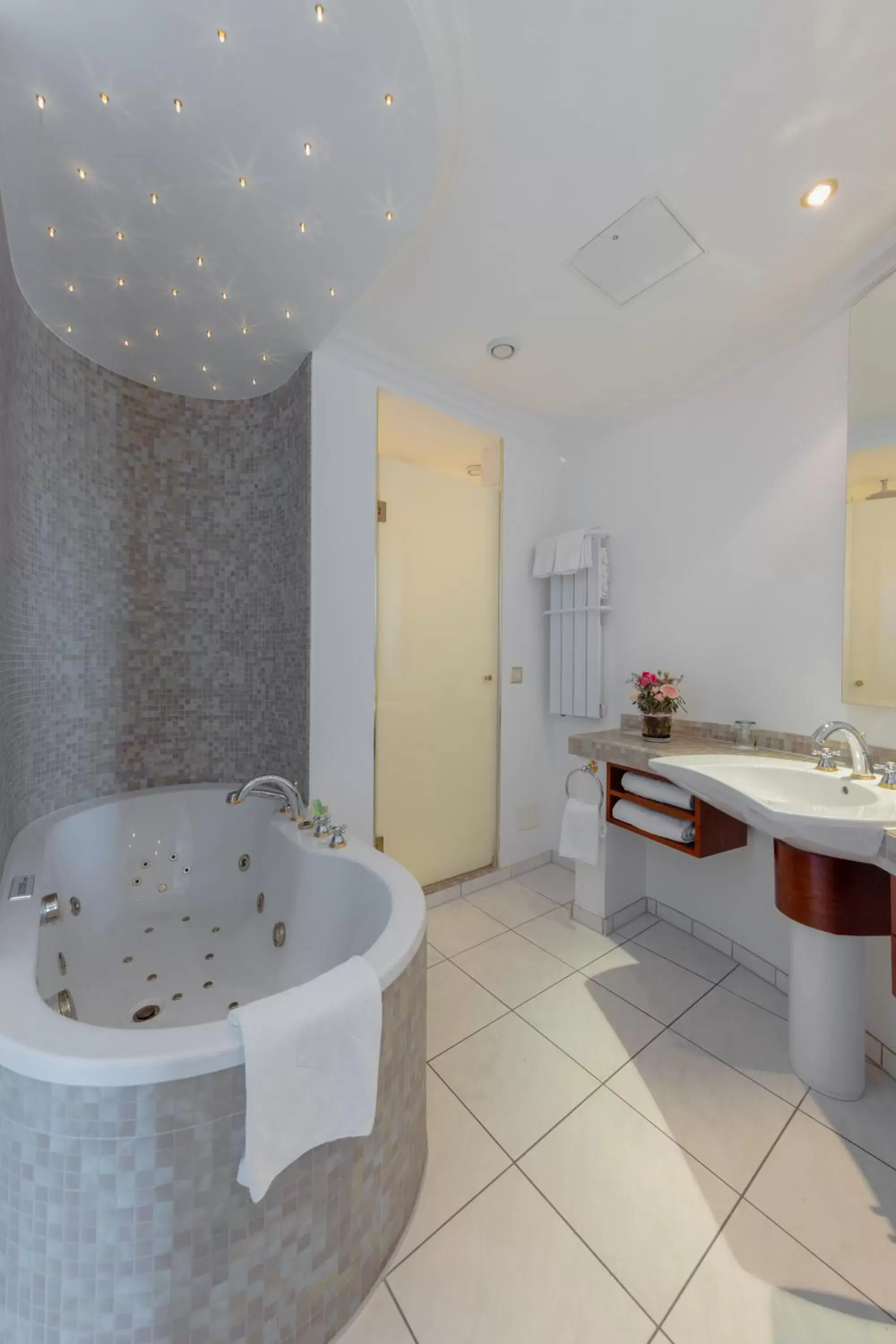 Bathroom in Le Mirador Resort & Spa