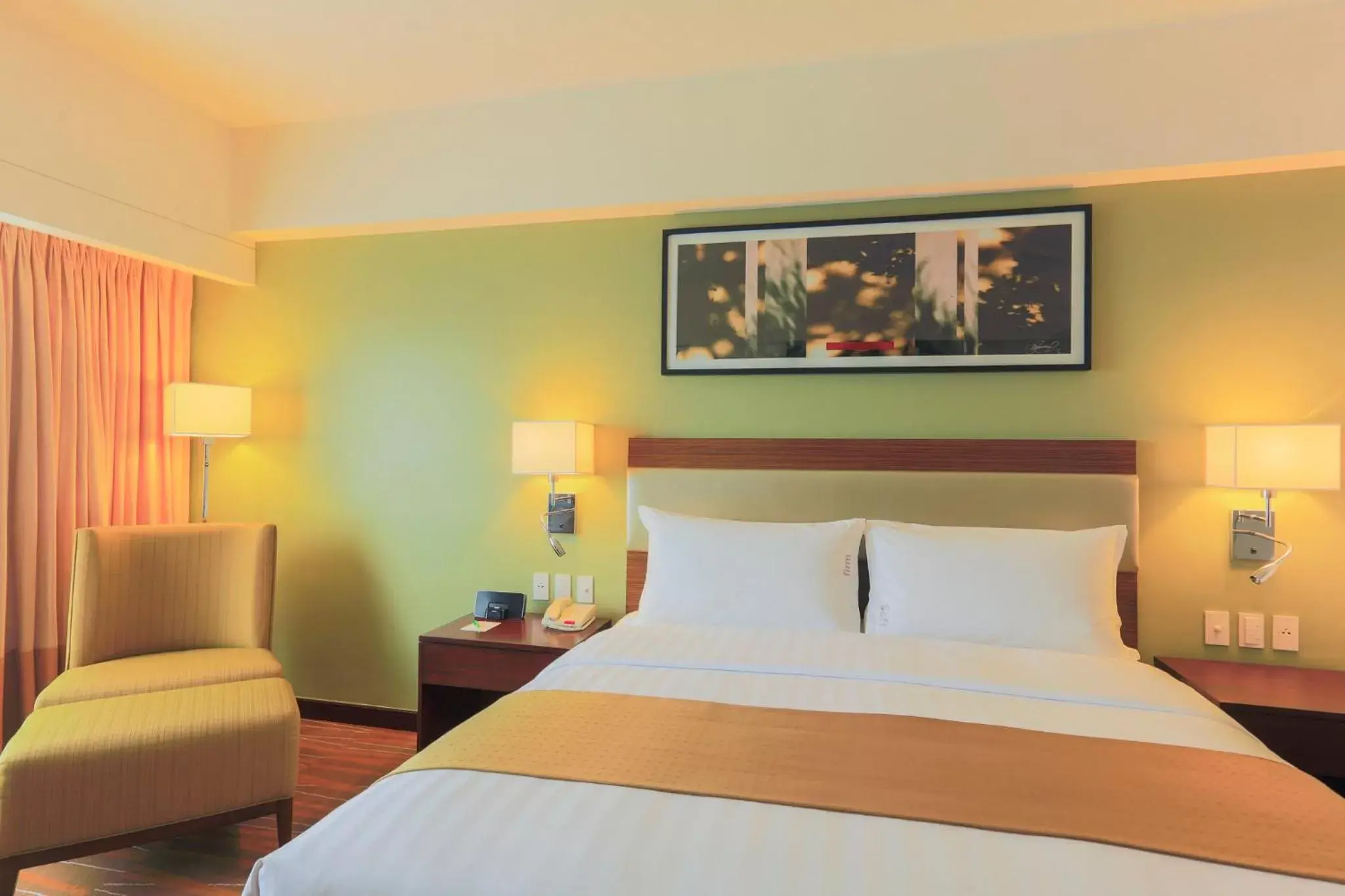 Photo of the whole room, Bed in Holiday Inn & Suites Makati, an IHG Hotel