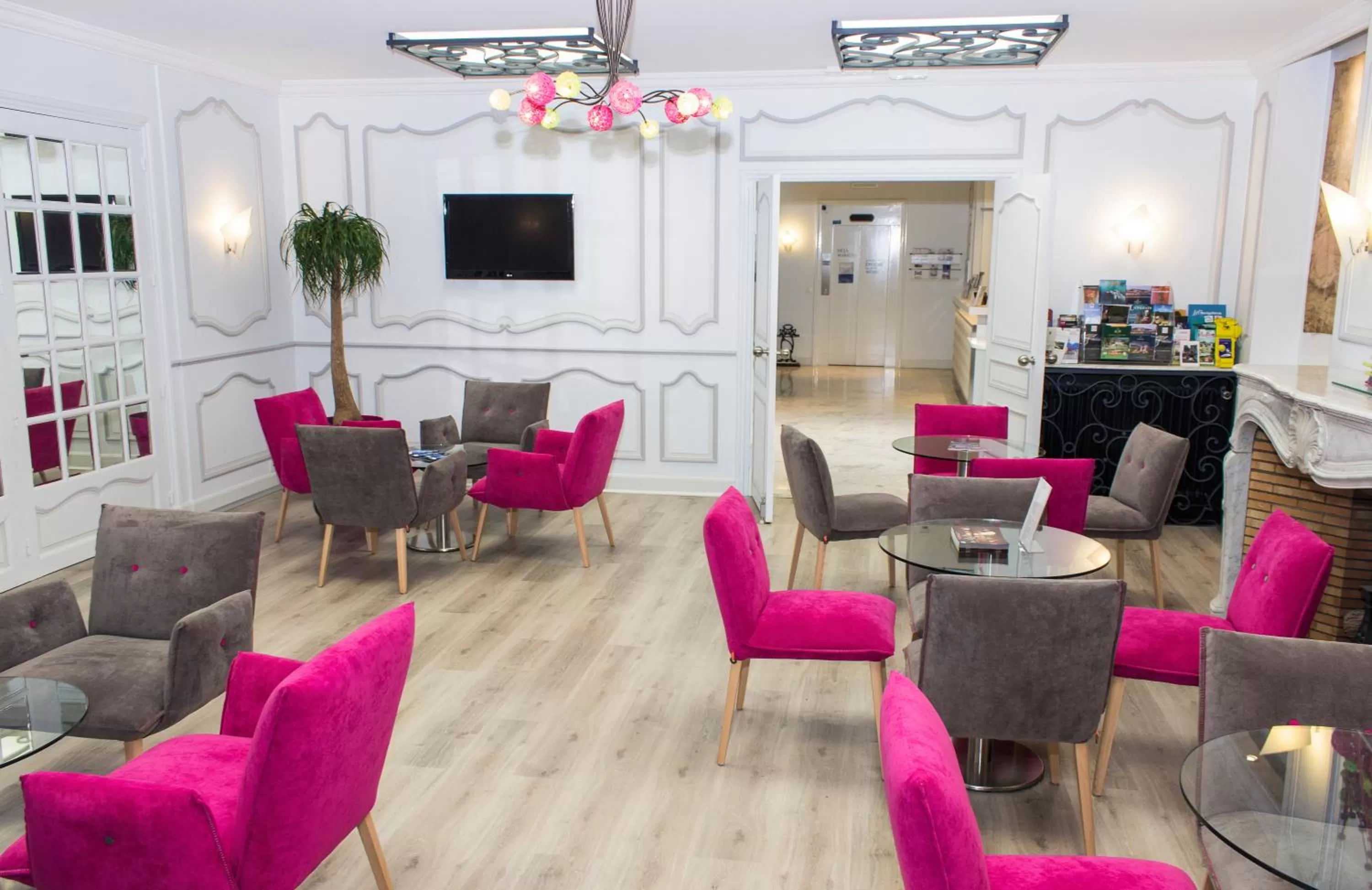 Communal lounge/ TV room in Kyriad Hotel Tours Centre