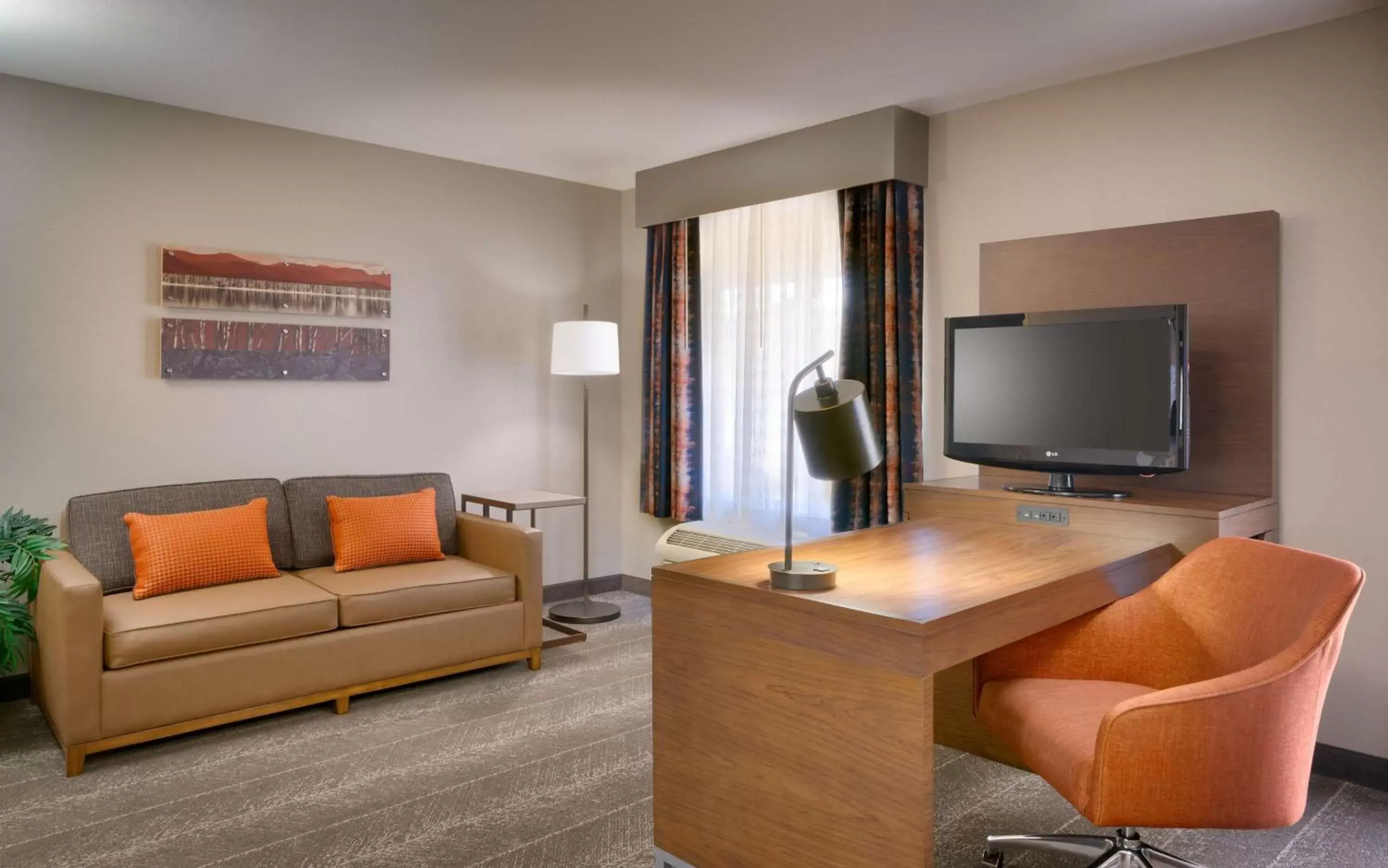 Bedroom, TV/Entertainment Center in Hampton Inn & Suites Show Low-Pinetop