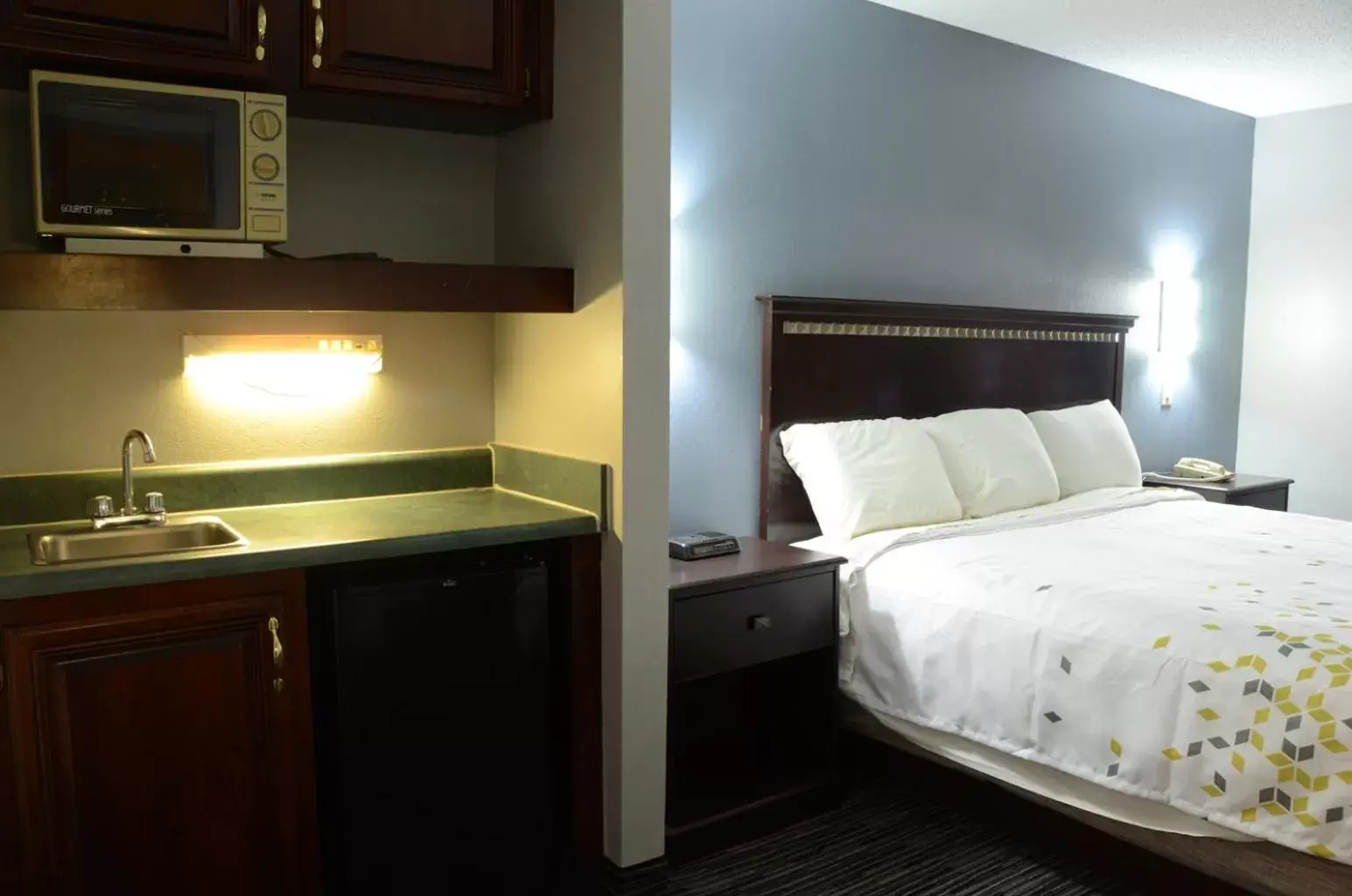 Bed in Gateway Inn Bed in Gateway Inn