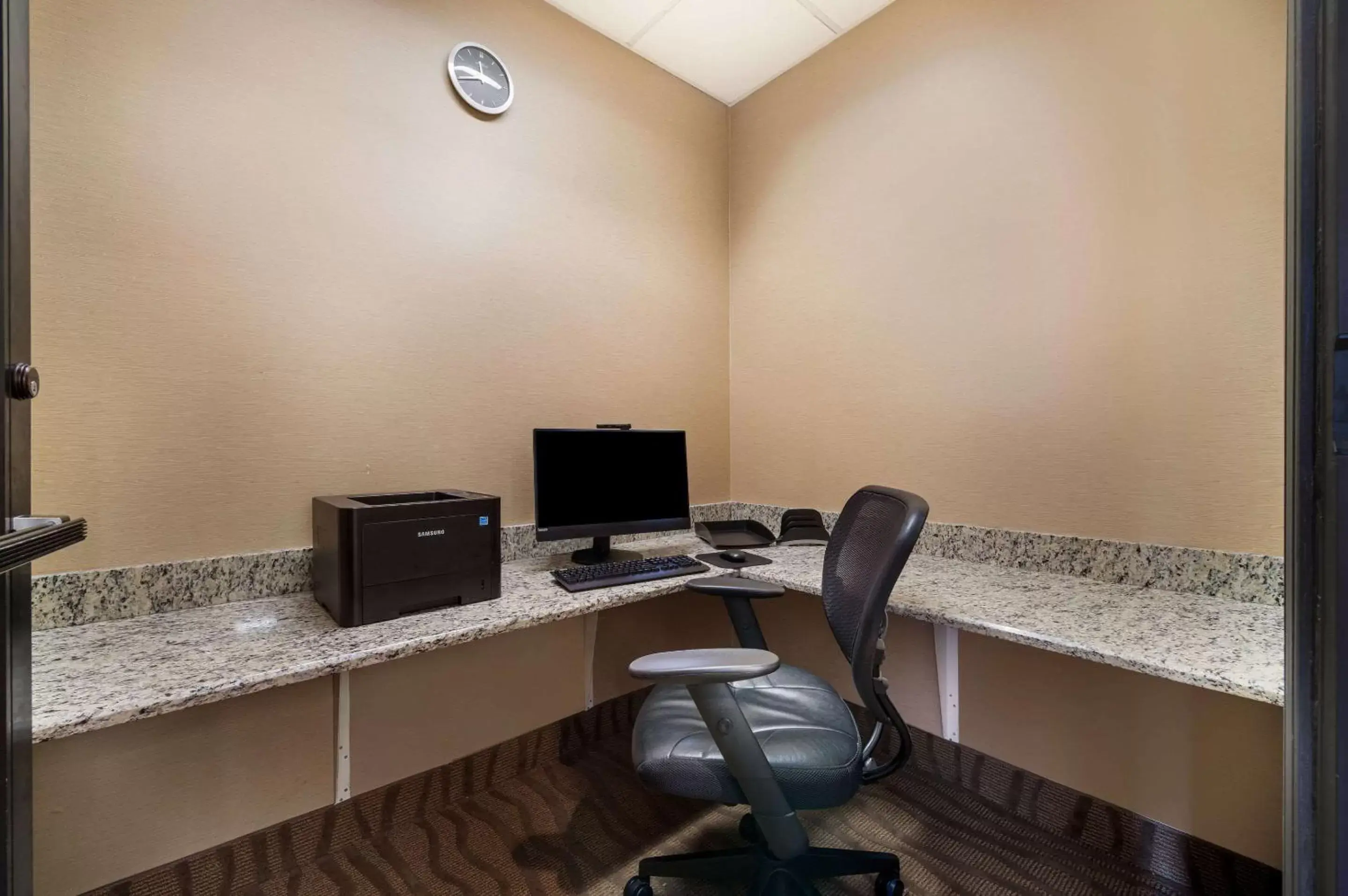 Business facilities, TV/Entertainment Center in Comfort Suites Northlake