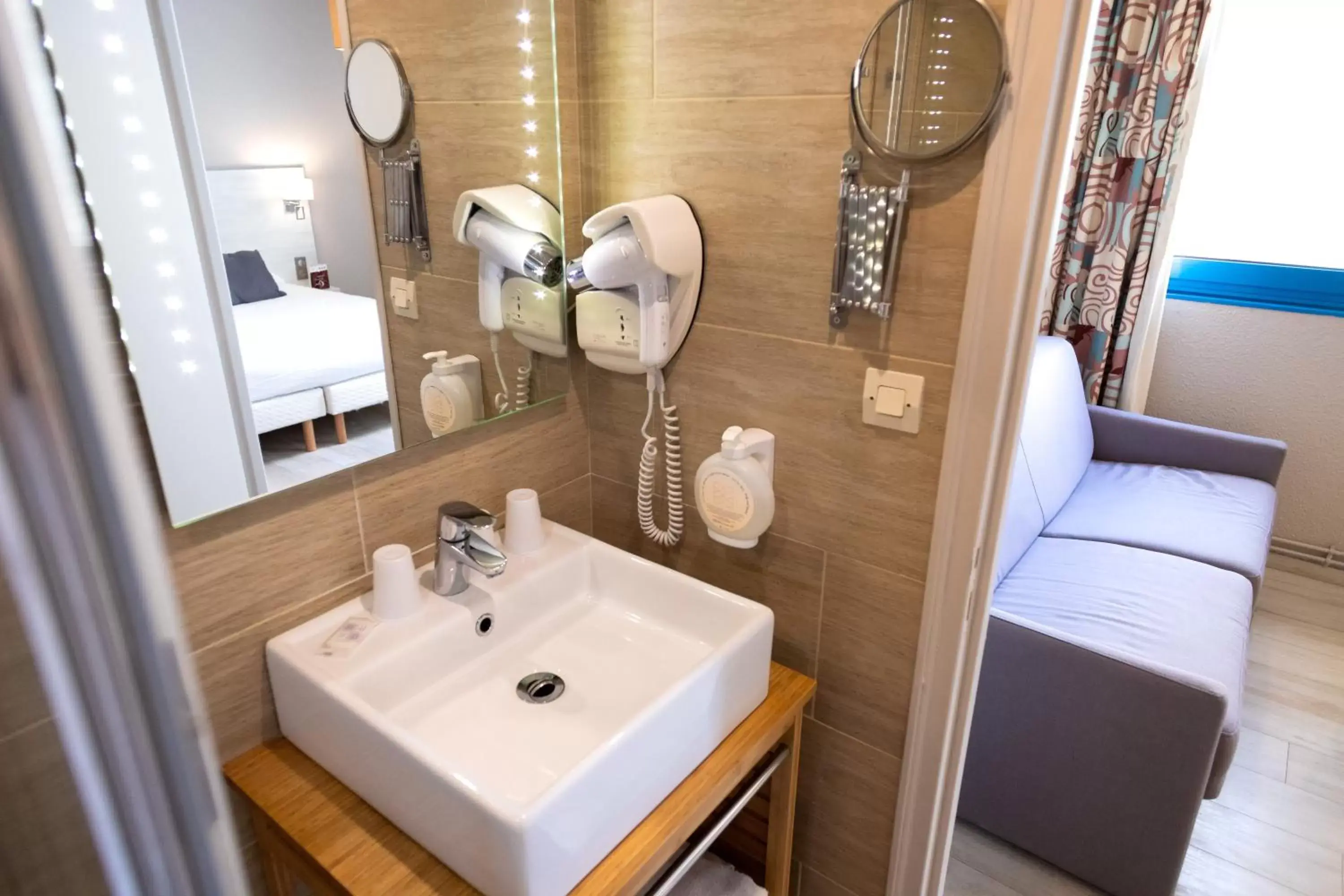 Bathroom in The Originals Boutique, Hôtel Neptune, Berck-sur-Mer (Inter-Hotel)