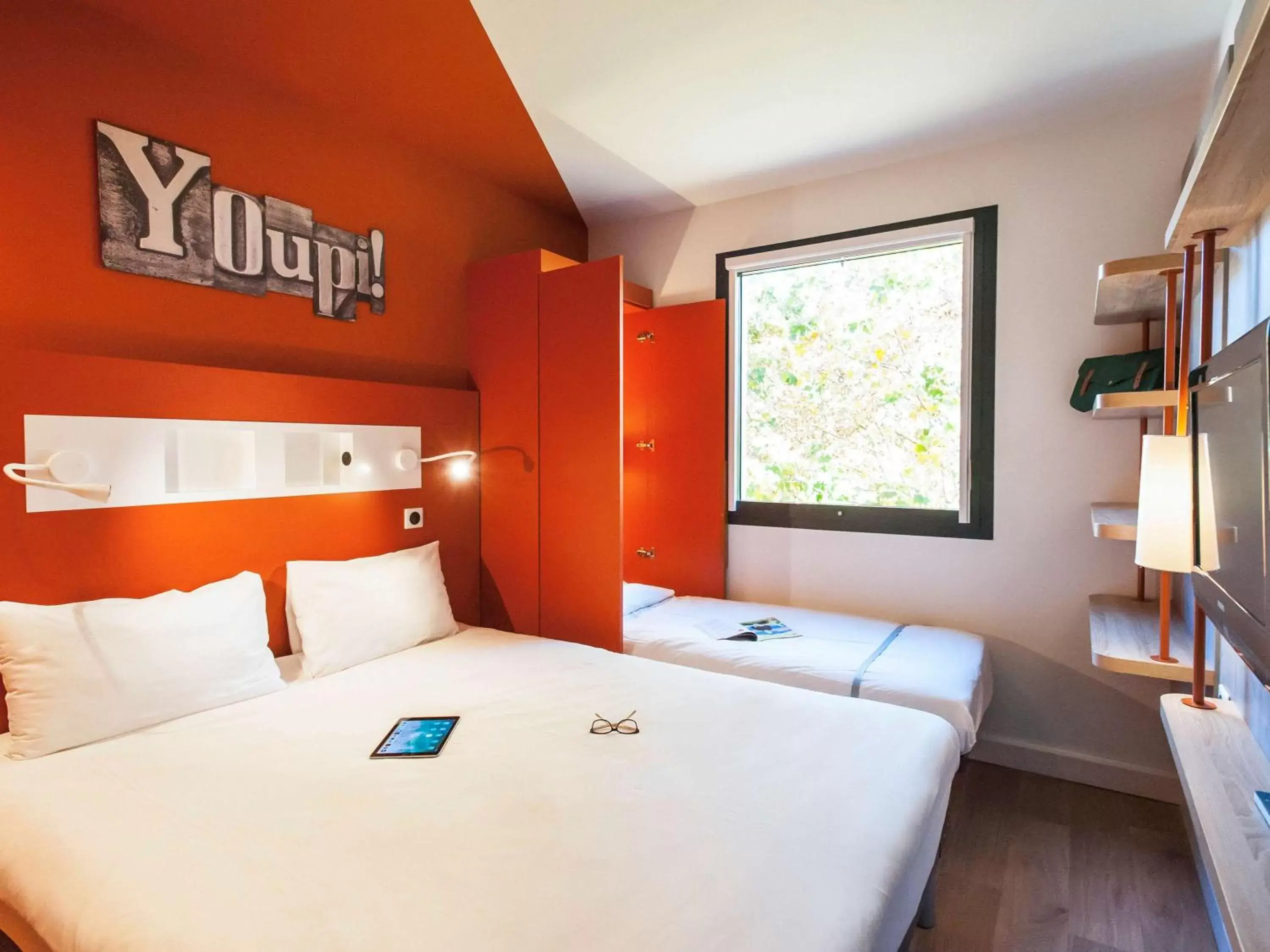 Photo of the whole room, Bed in ibis budget Château-Thierry