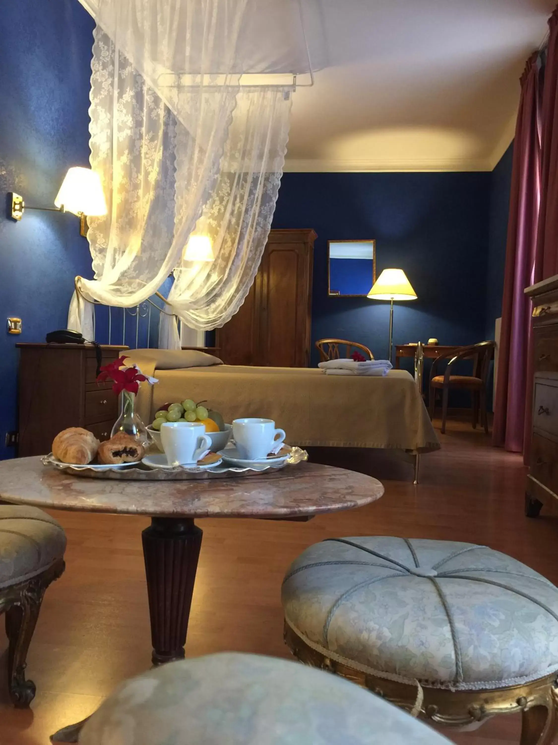 Photo of the whole room, Coffee/Tea Facilities in Hotel Relais Filonardi