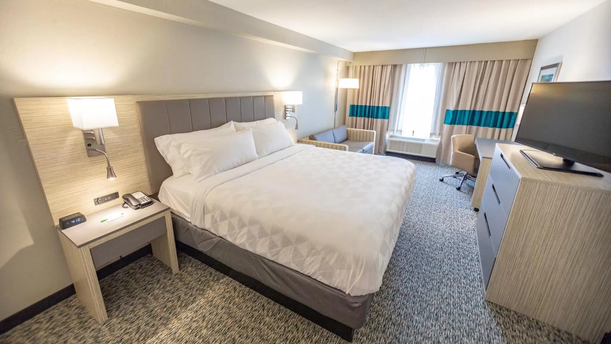 Photo of the whole room, Bed in Holiday Inn Knoxville N - Merchant Drive by IHG