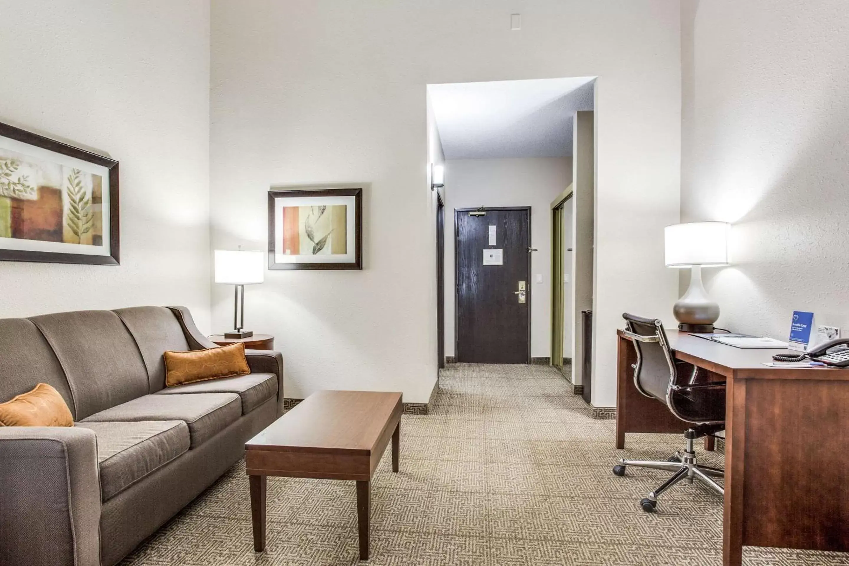 Photo of the whole room, Seating Area in Comfort Inn & Suites Love Field – Dallas Market Center