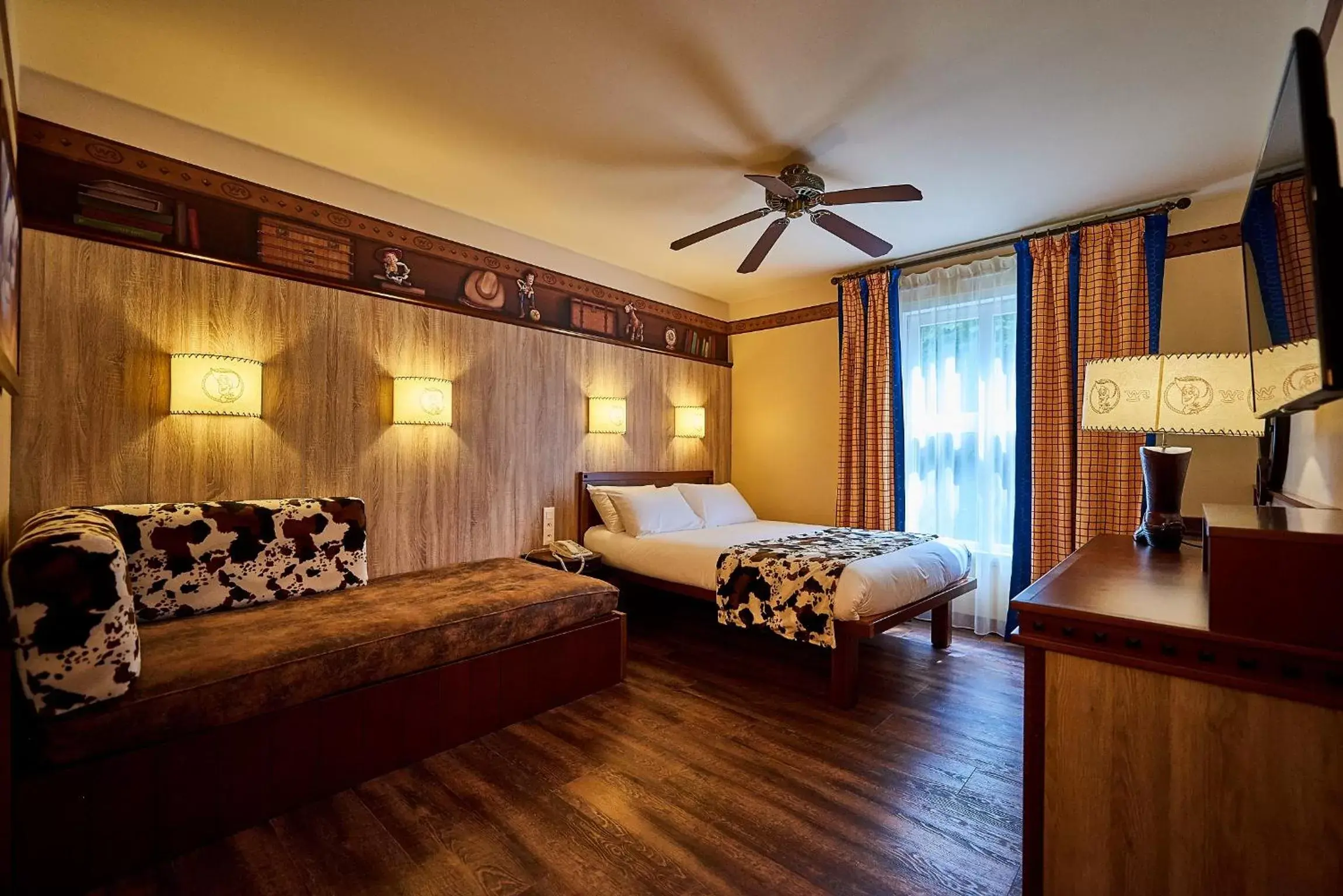Bedroom in Disney Hotel Cheyenne