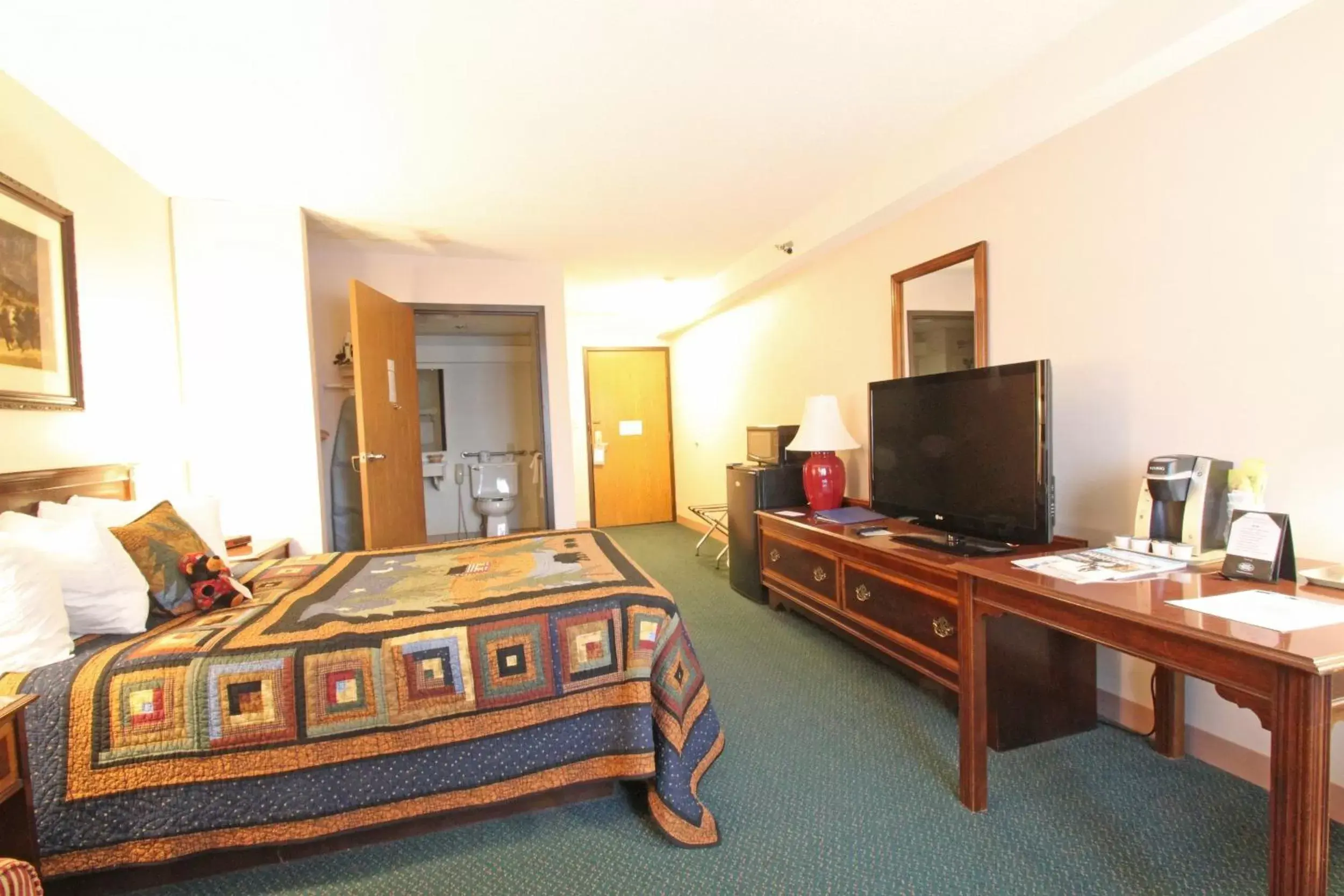 Bed, TV/Entertainment Center in Black Bear Inn