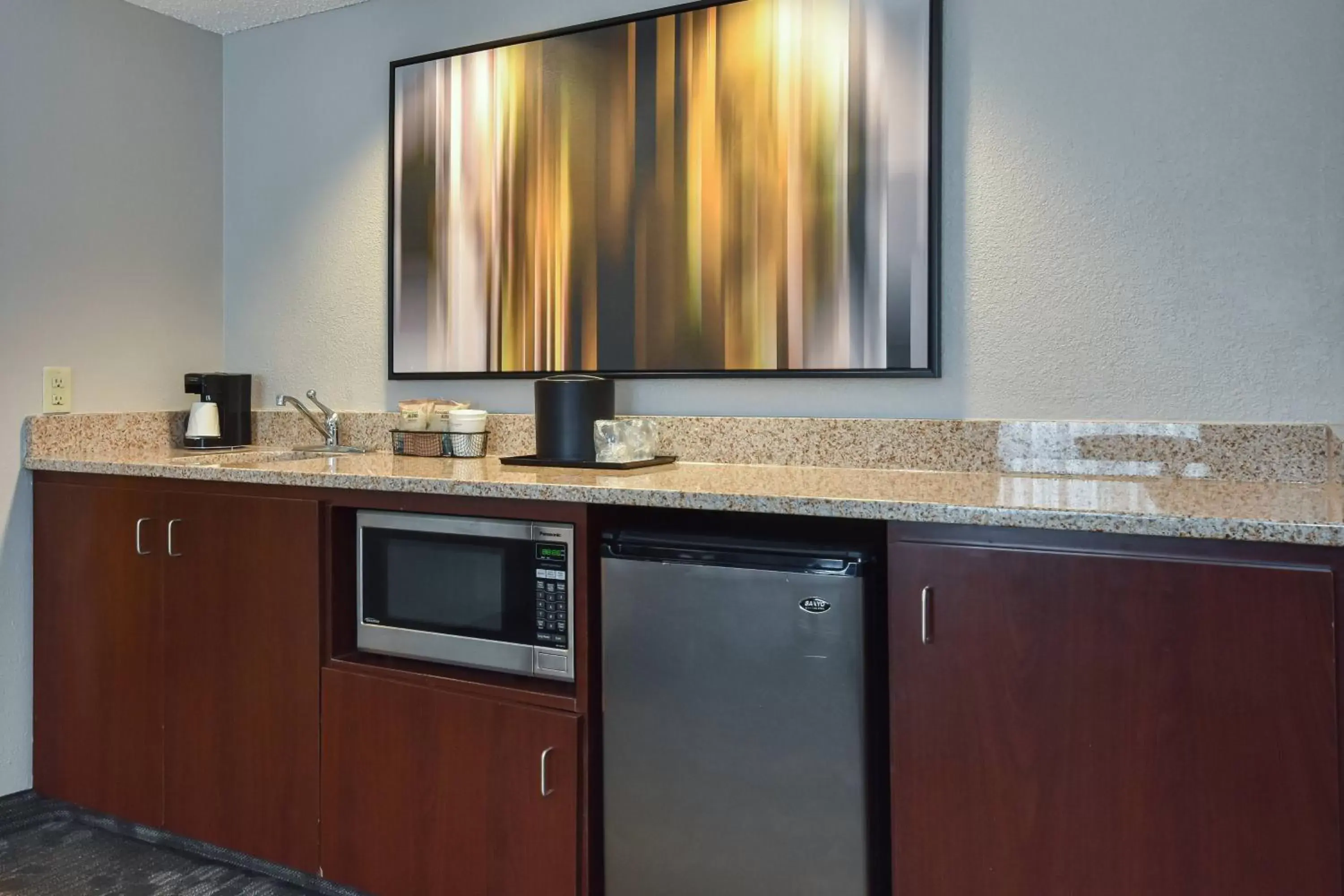 Photo of the whole room, Kitchen/Kitchenette in Courtyard by Marriott Charlotte Matthews