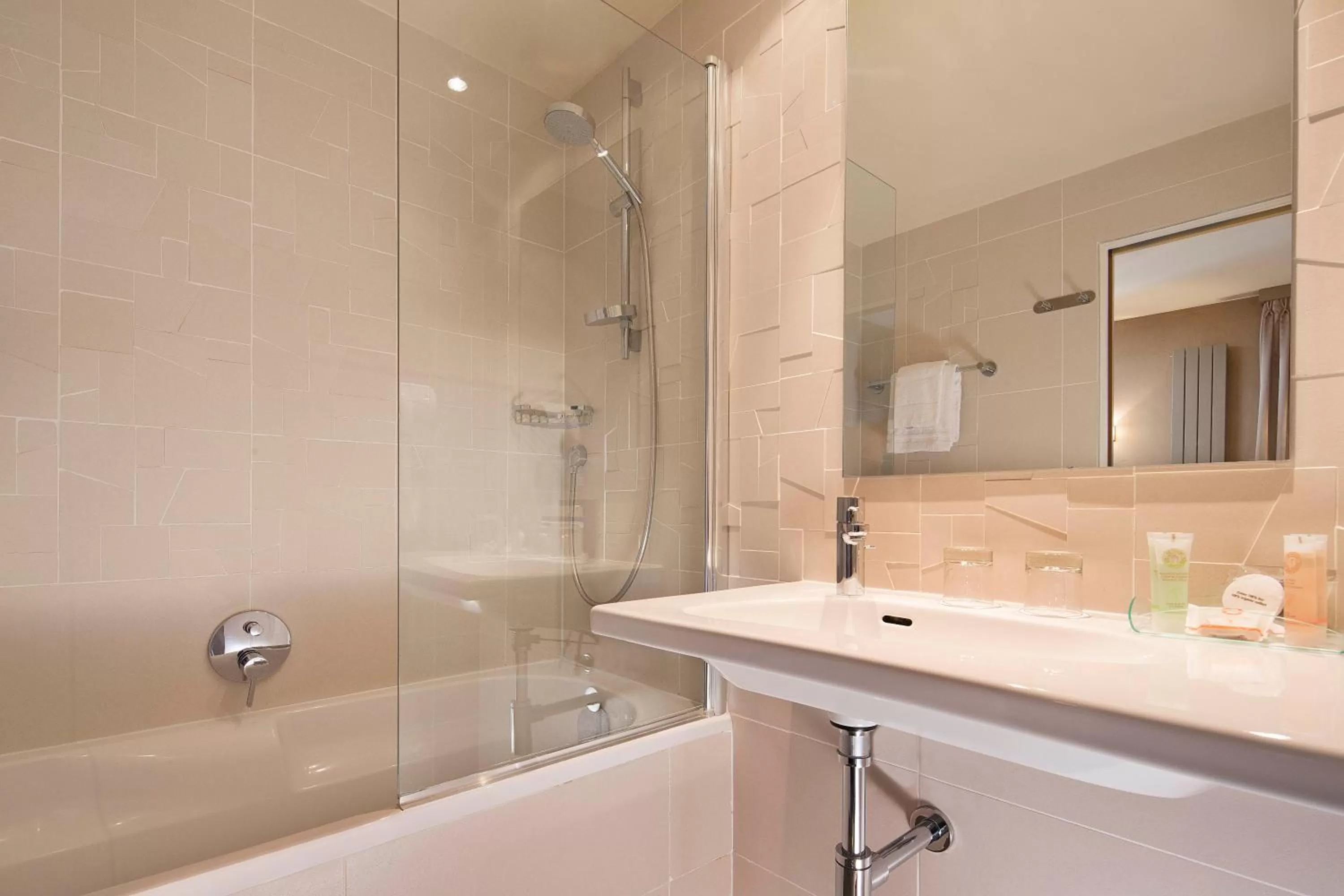 Bathroom in Hôtel A La Villa des Artistes