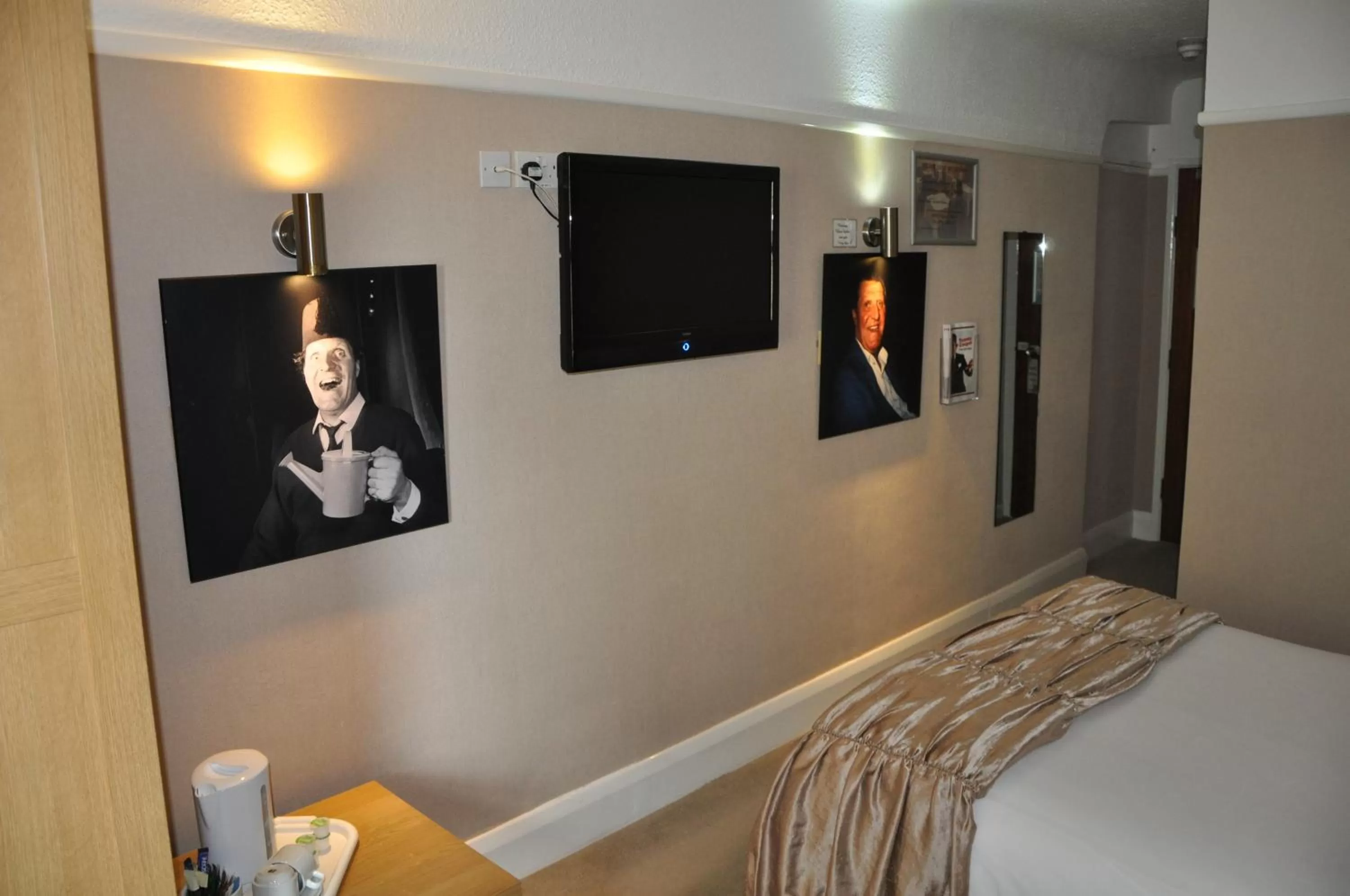 TV and multimedia, Bed in Hotel Celebrity Bournemouth East Cliff by Villare hotels