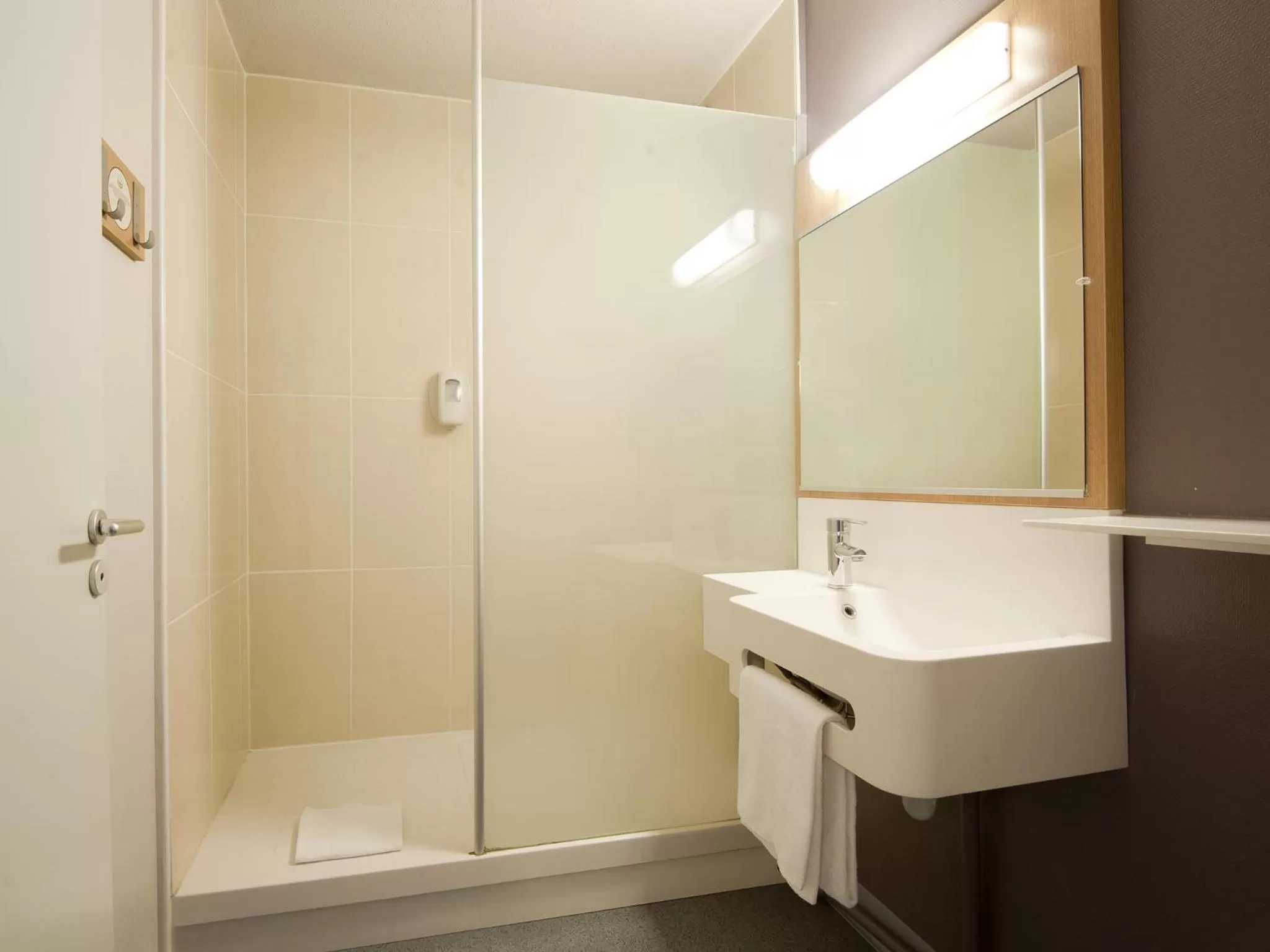 Bathroom in B&B HOTEL Lyon Centre Part-dieu Gambetta