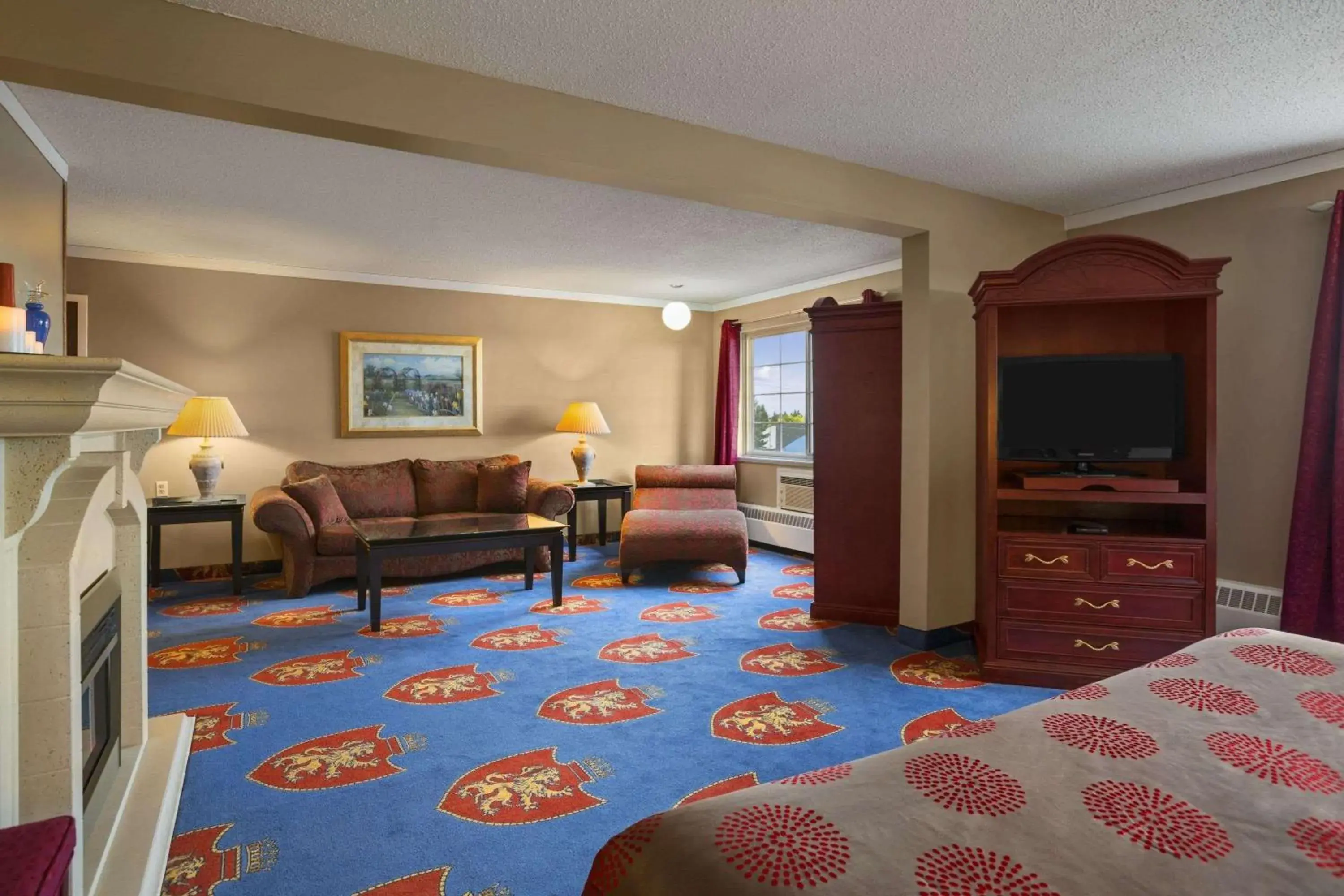 Photo of the whole room, Seating Area in Ramada by Wyndham Prince Albert