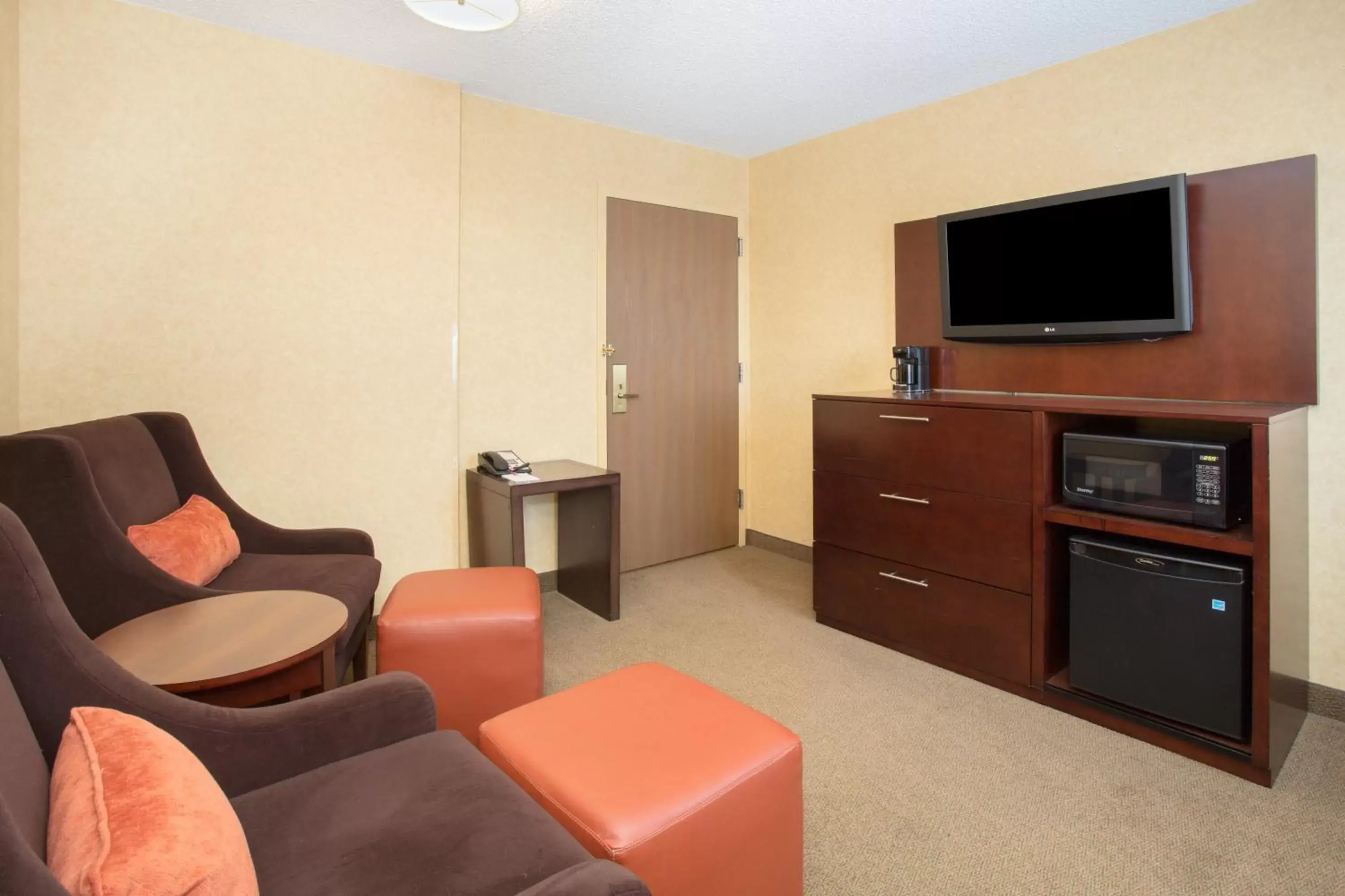 Photo of the whole room, Seating Area in Crowne Plaza Denver International Airport, an IHG Hotel
