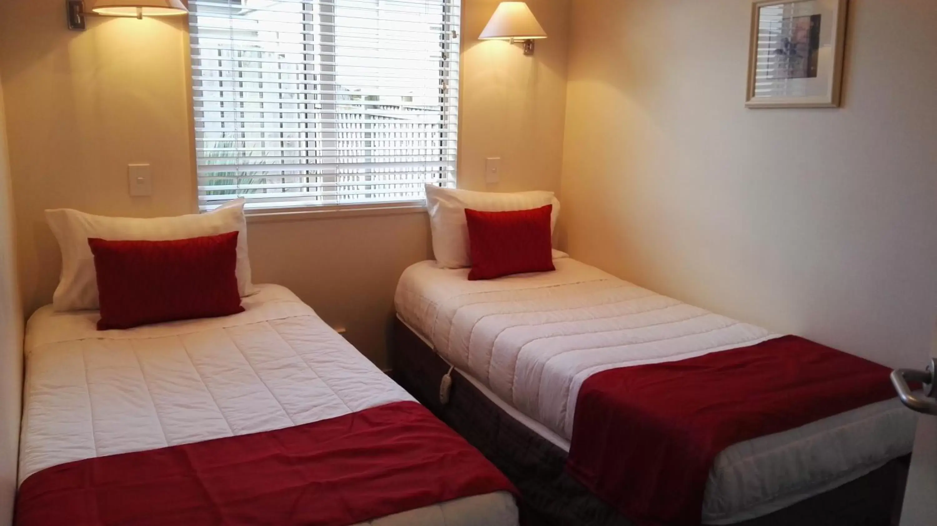 Bedroom, Bed in Cedar Grove Motor Lodge