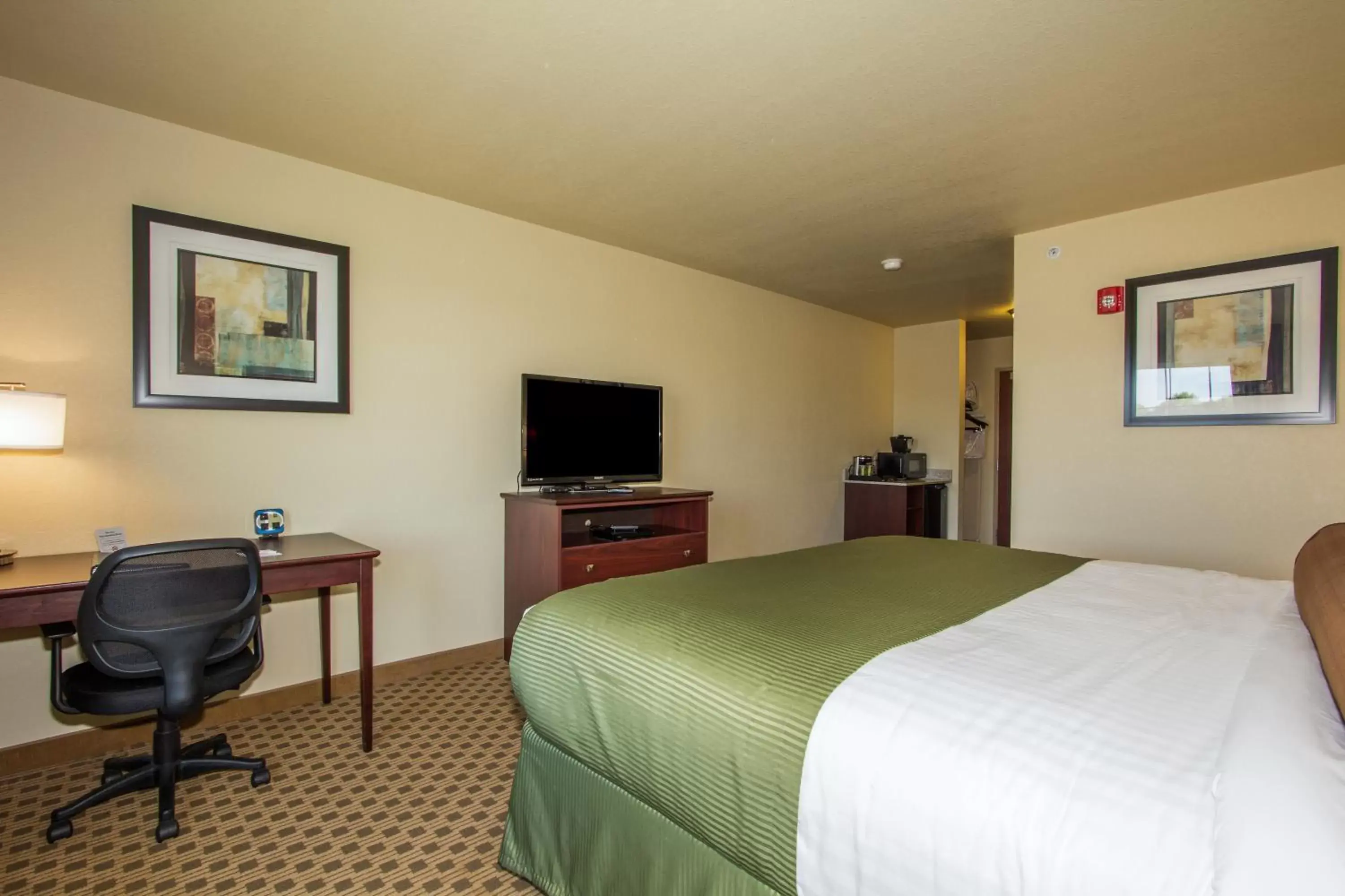 Bed, TV/Entertainment Center in Cobblestone Inn & Suites - Corry