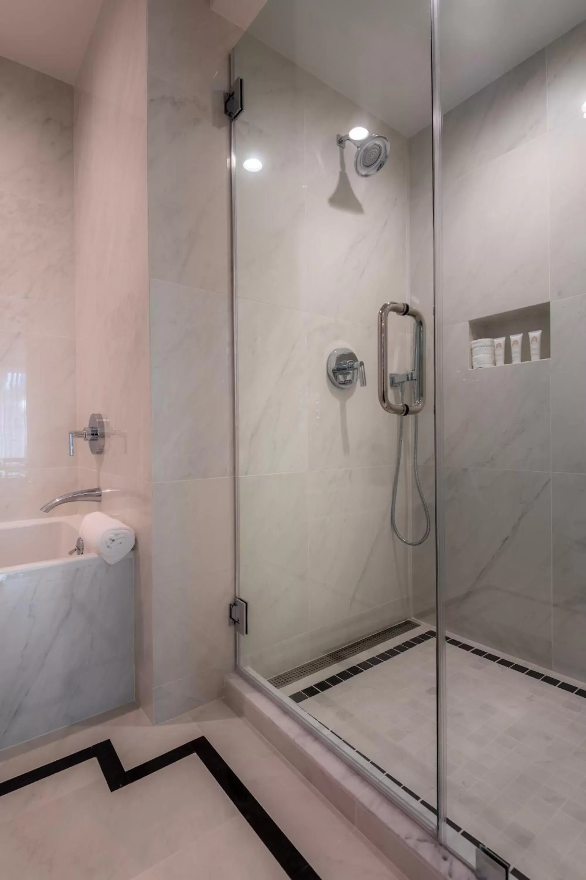 Shower, Bathroom in Beverly Hills Plaza Hotel & Spa