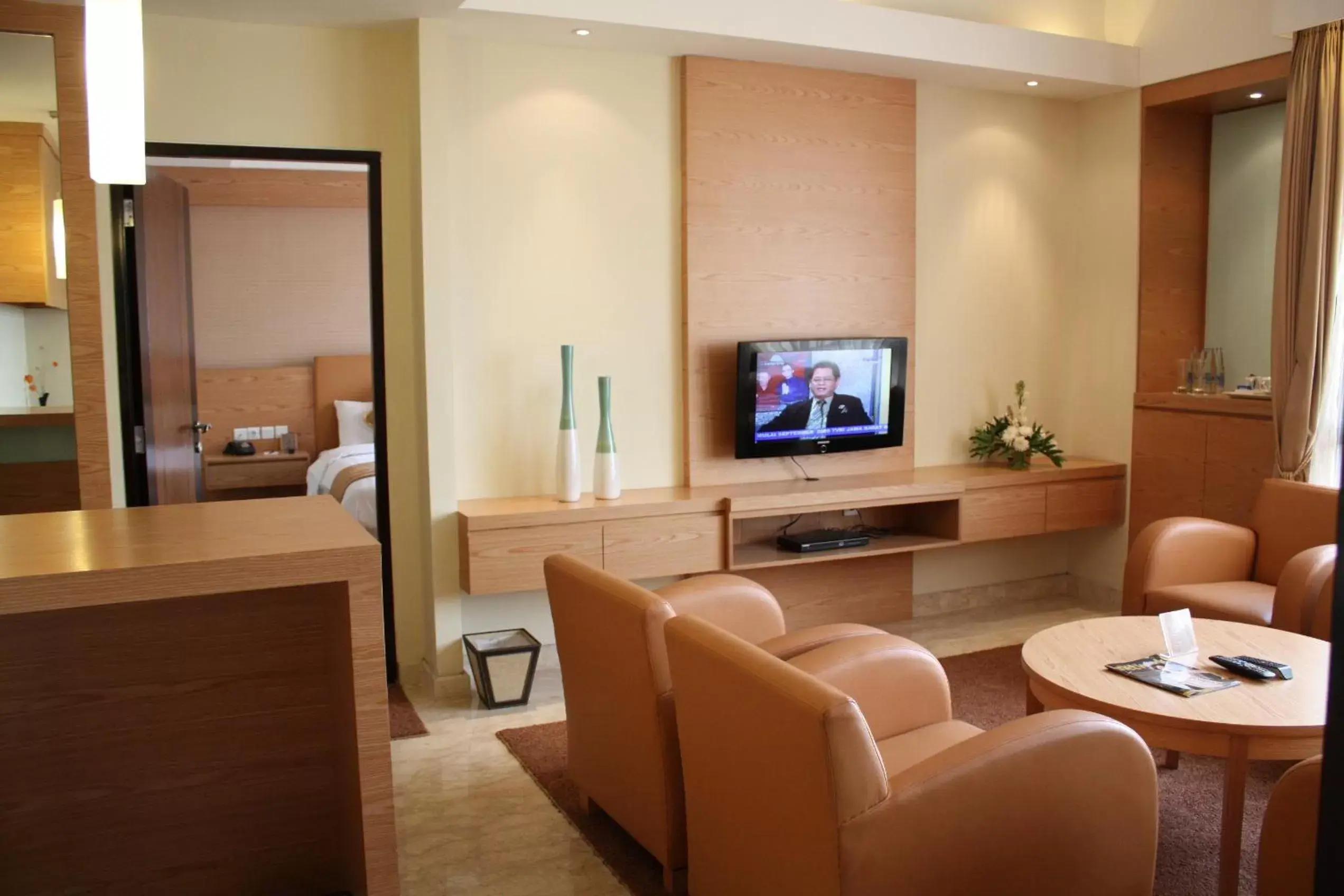 Living room, TV/Entertainment Center in Grand Pasundan Convention Hotel