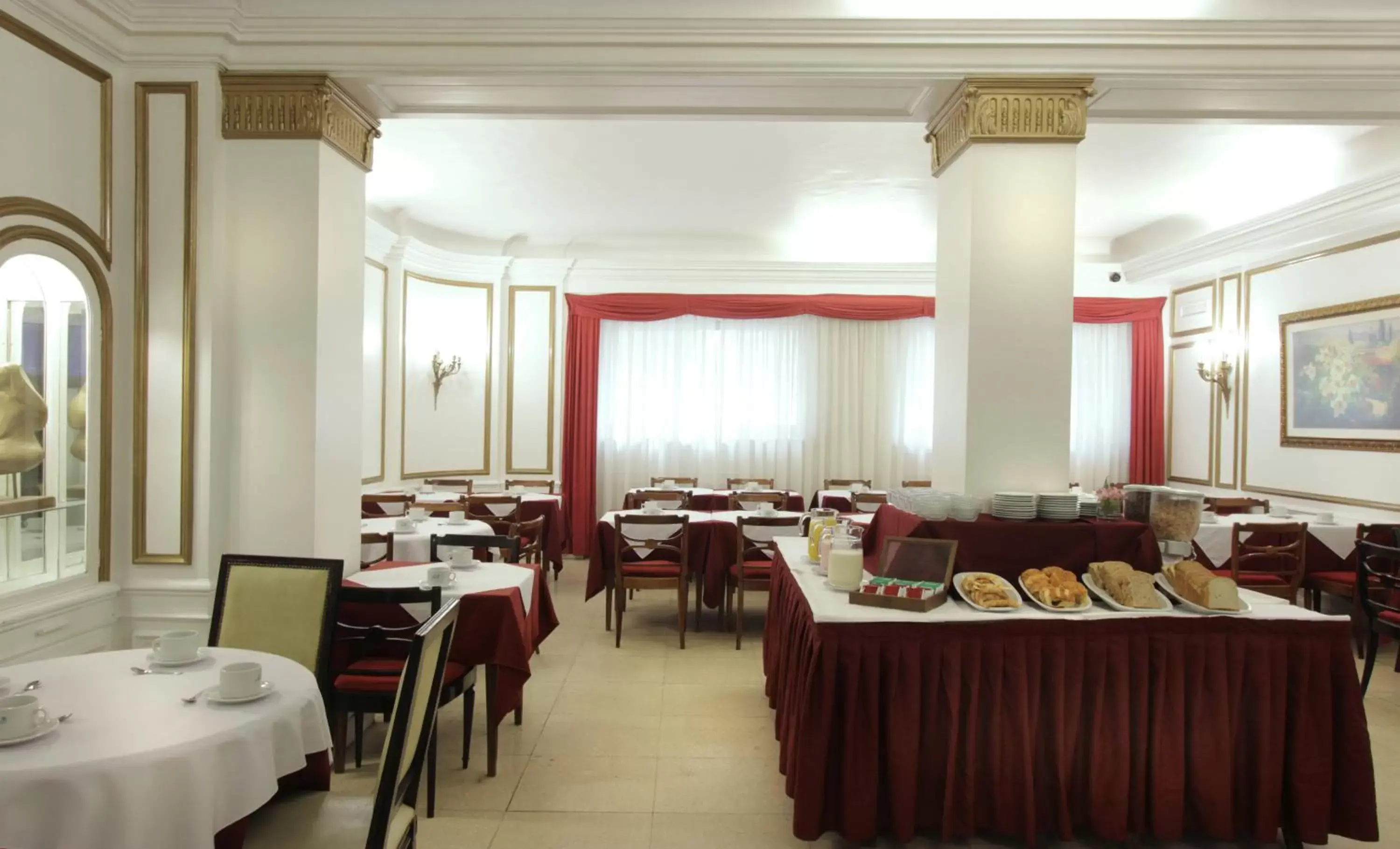 Restaurant/Places to Eat in Hotel Lyon by MH