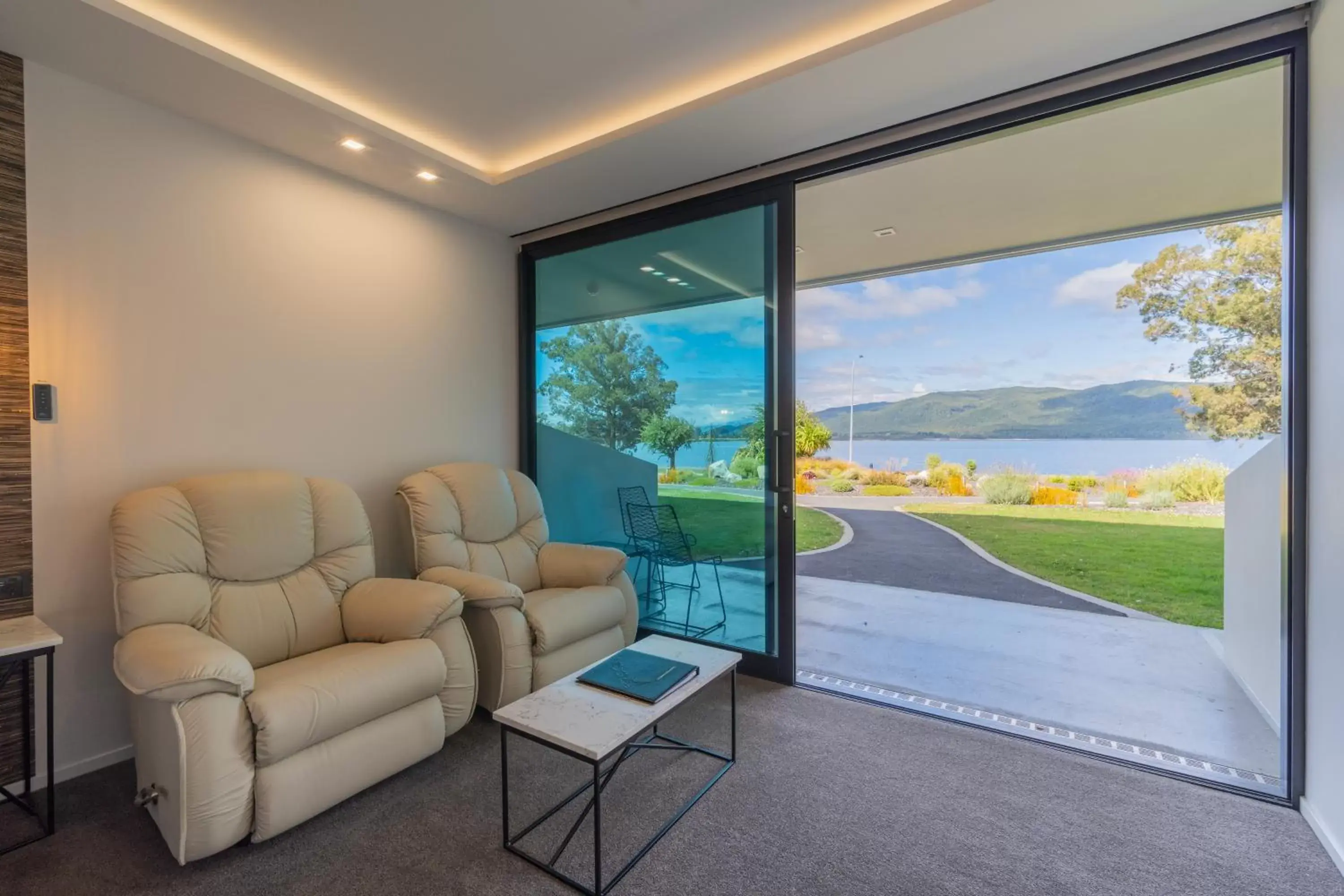 Living room in Fiordland Lakeview Motel and Apartments