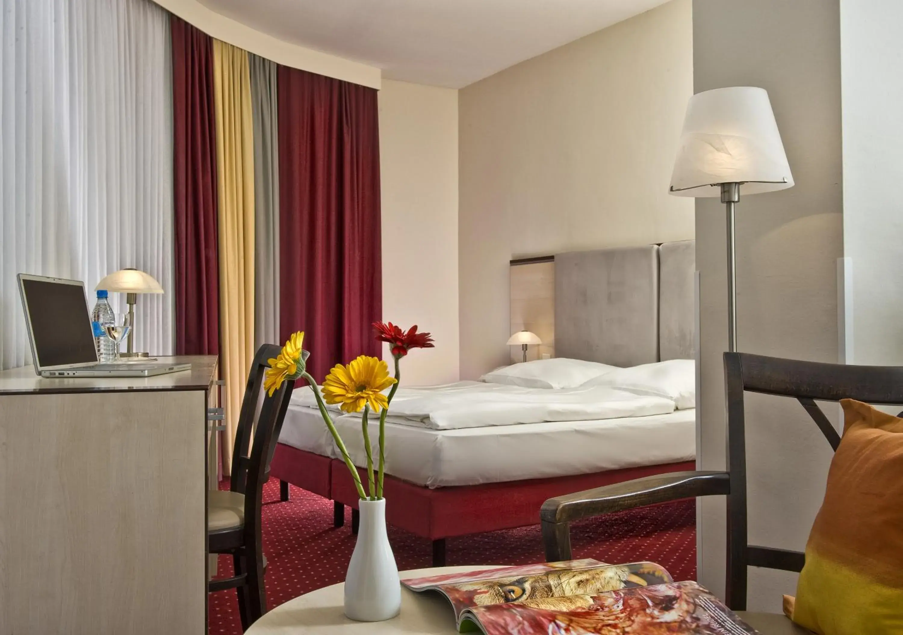 Photo of the whole room, Bed in Come Inn Berlin Kurfürstendamm