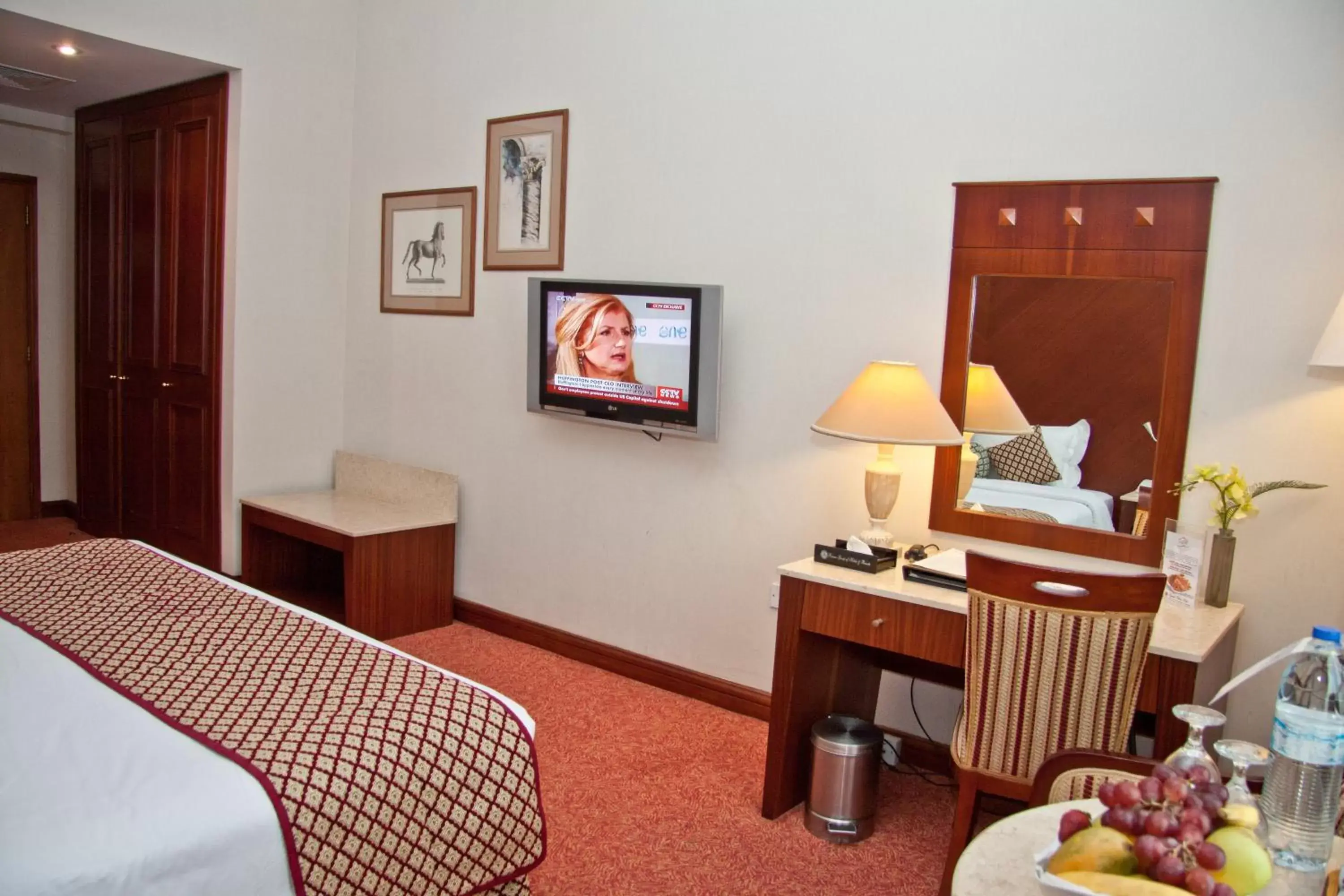 Bedroom, TV/Entertainment Center in Regent Palace Hotel