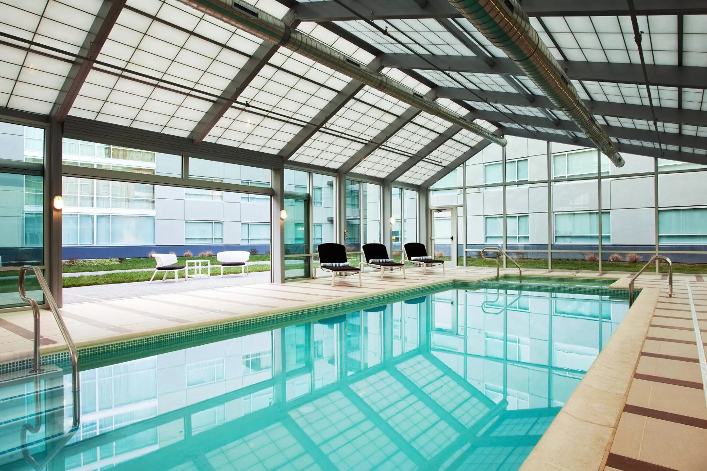 Swimming pool in Sheraton Valley Forge King of Prussia