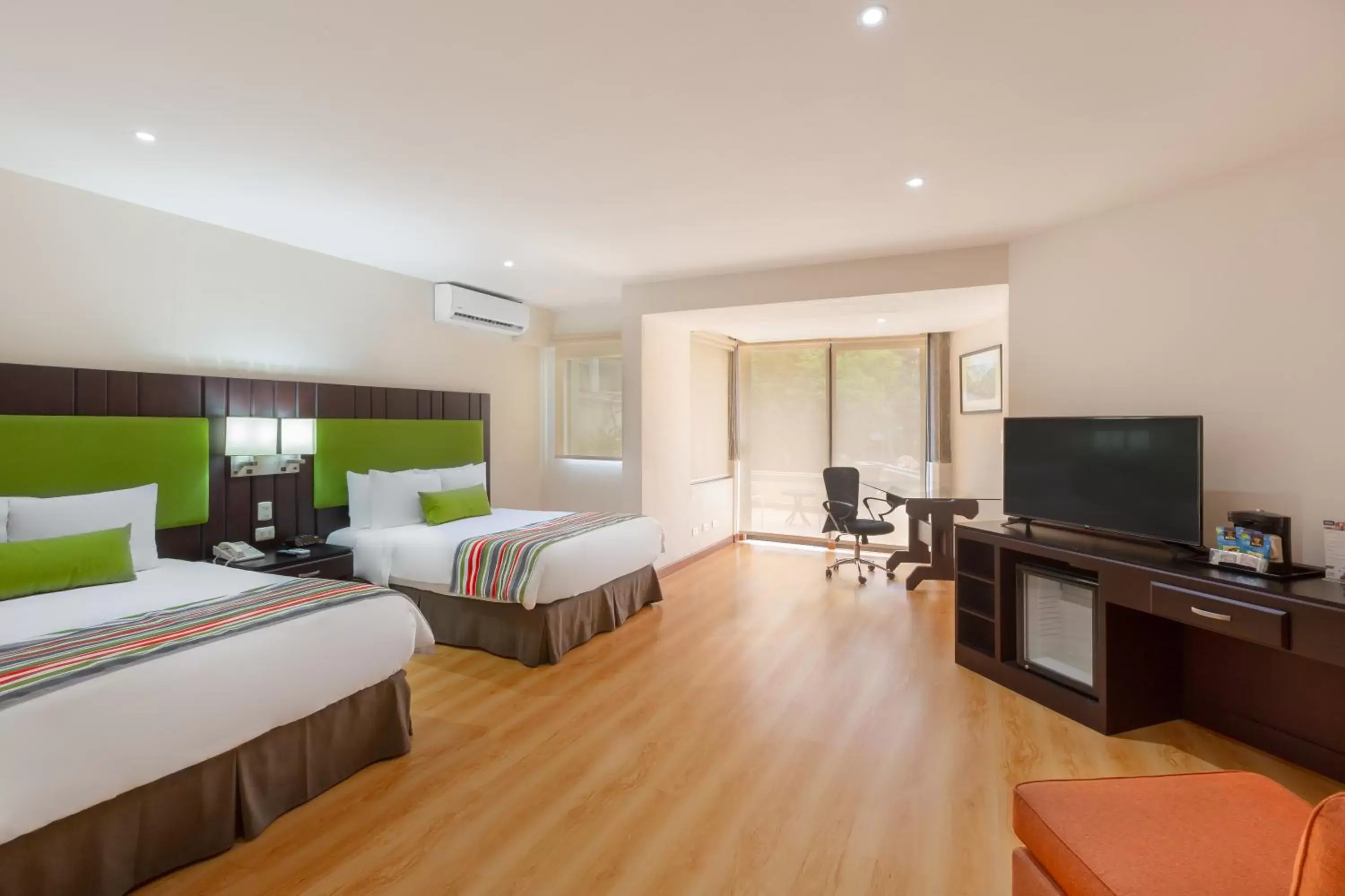 Bed, TV/Entertainment Center in Country Inn & Suites by Radisson, San Jose Aeropuerto, Costa Rica