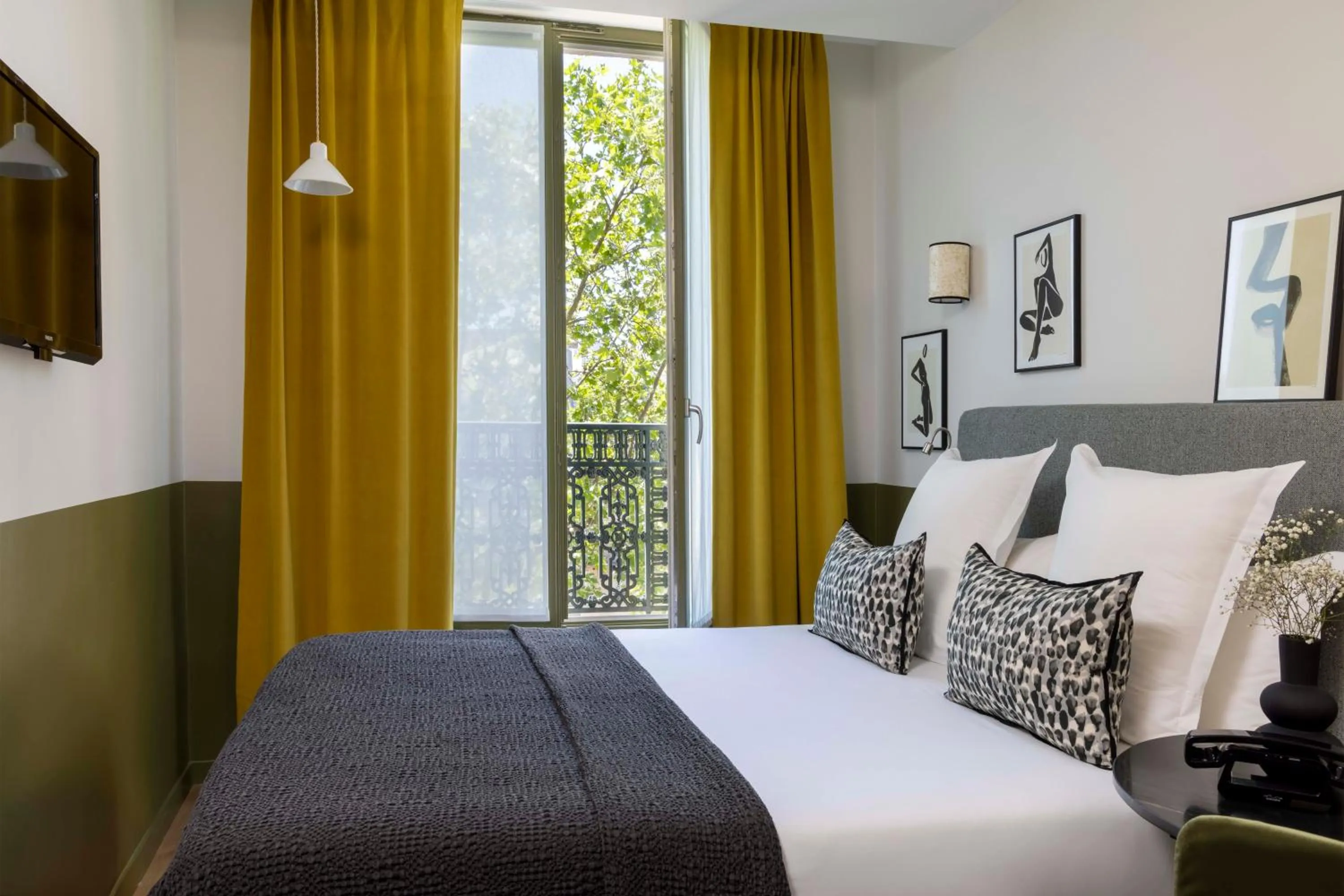 Property building, Bed in Le Petit Beaumarchais Hotel & Spa
