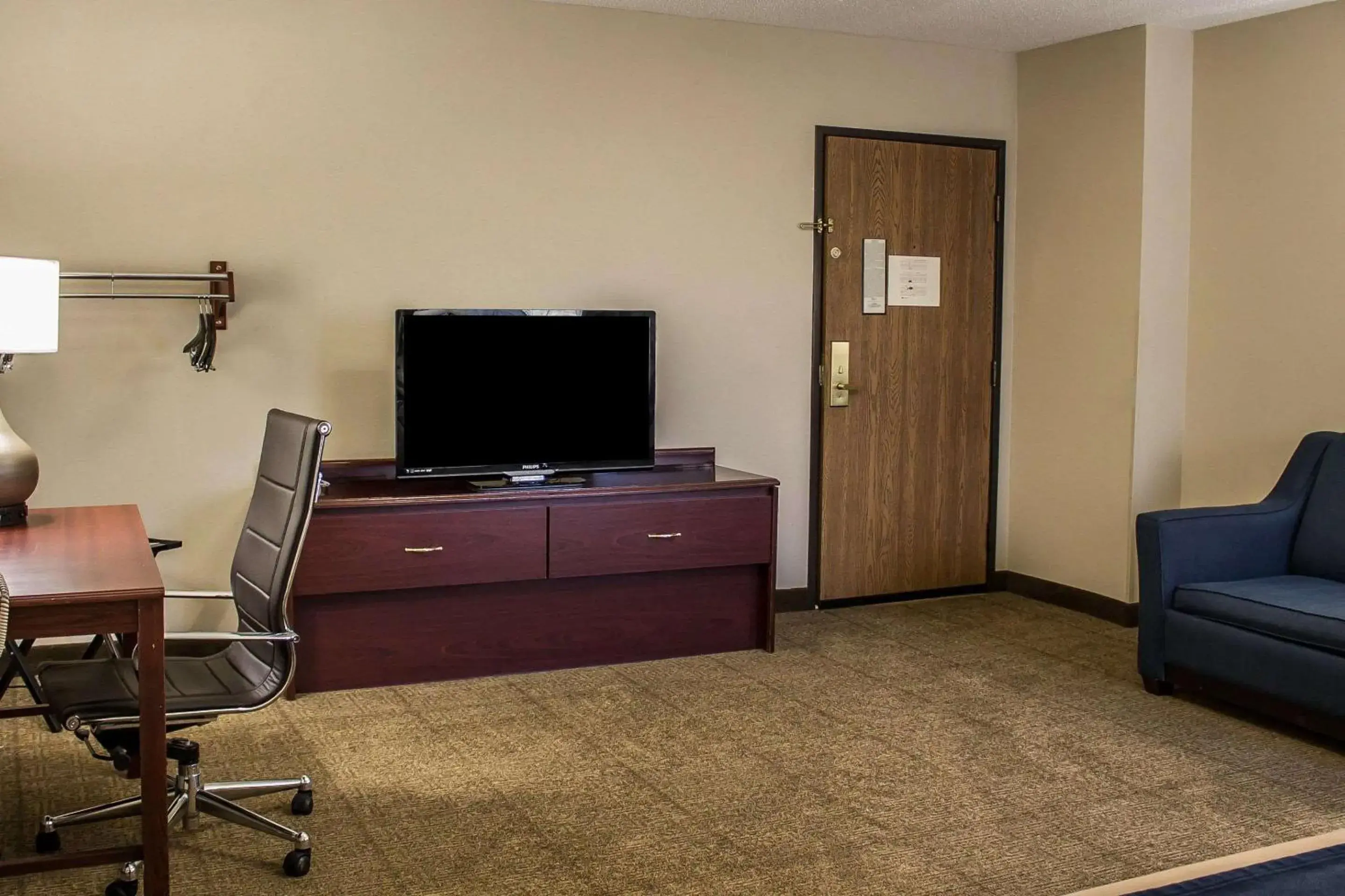 Bedroom, TV/Entertainment Center in Comfort Inn