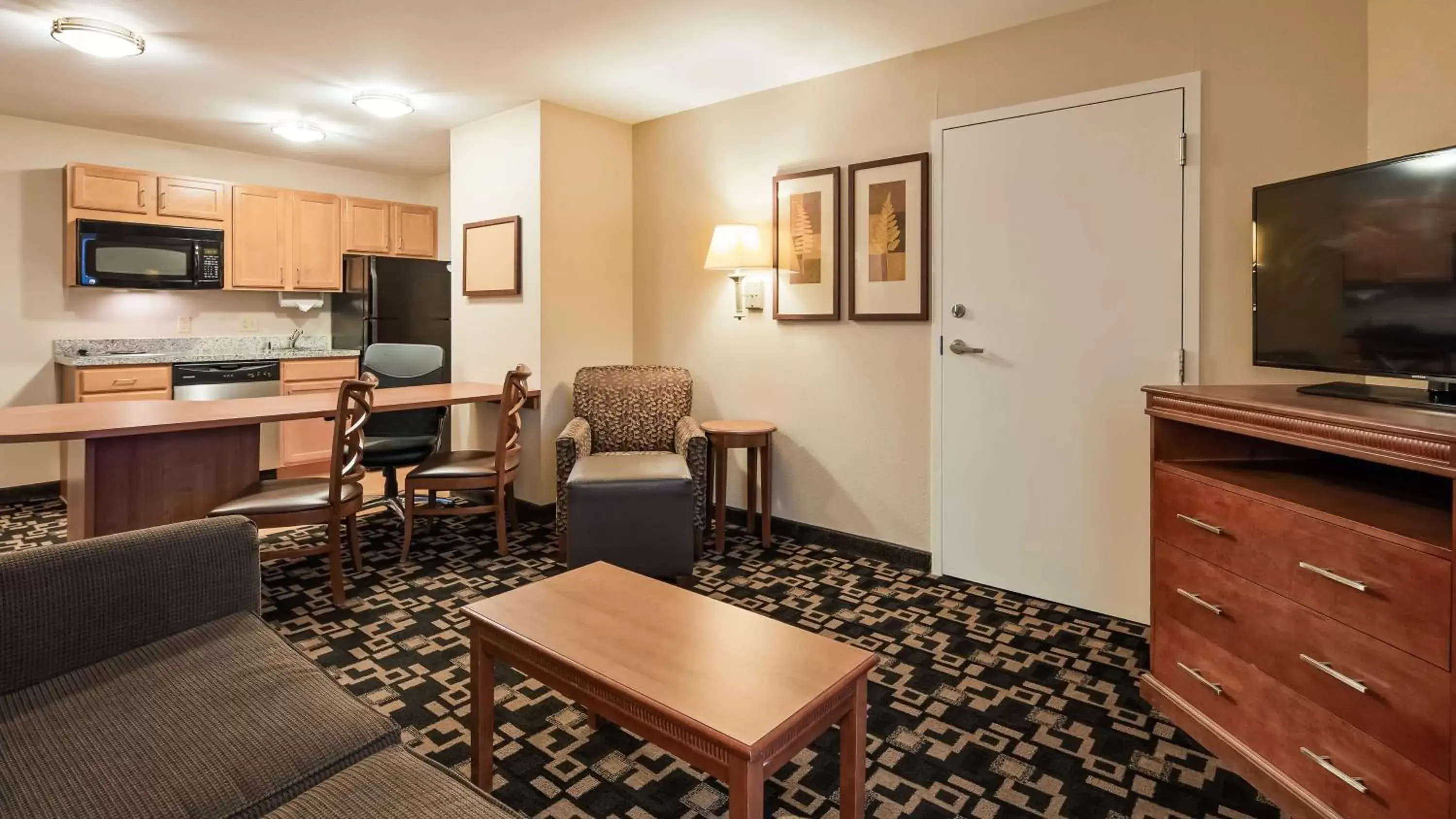 Kitchen or kitchenette, Seating Area in Best Western Plus Wausau-Rothschild Hotel